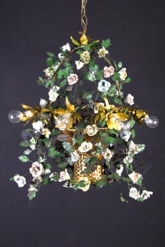 Merveilleux lustre italien en forme de panier avec des fleurs en porcelaine colorée, 1940