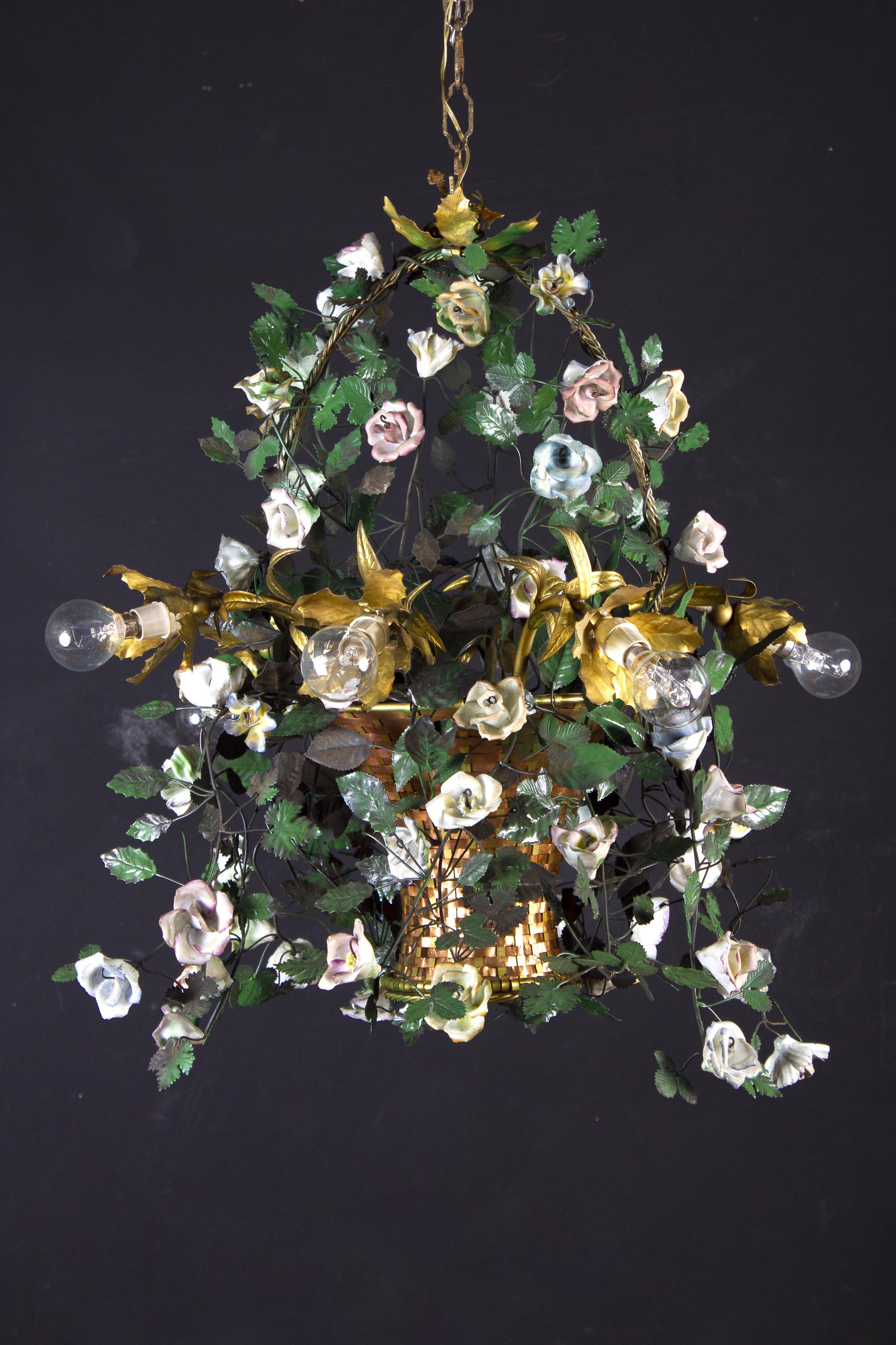 Wonderful Italian Basket Chandelier with Colorful Porcelain Flowers, 1940 In Good Condition For Sale In Rome, IT