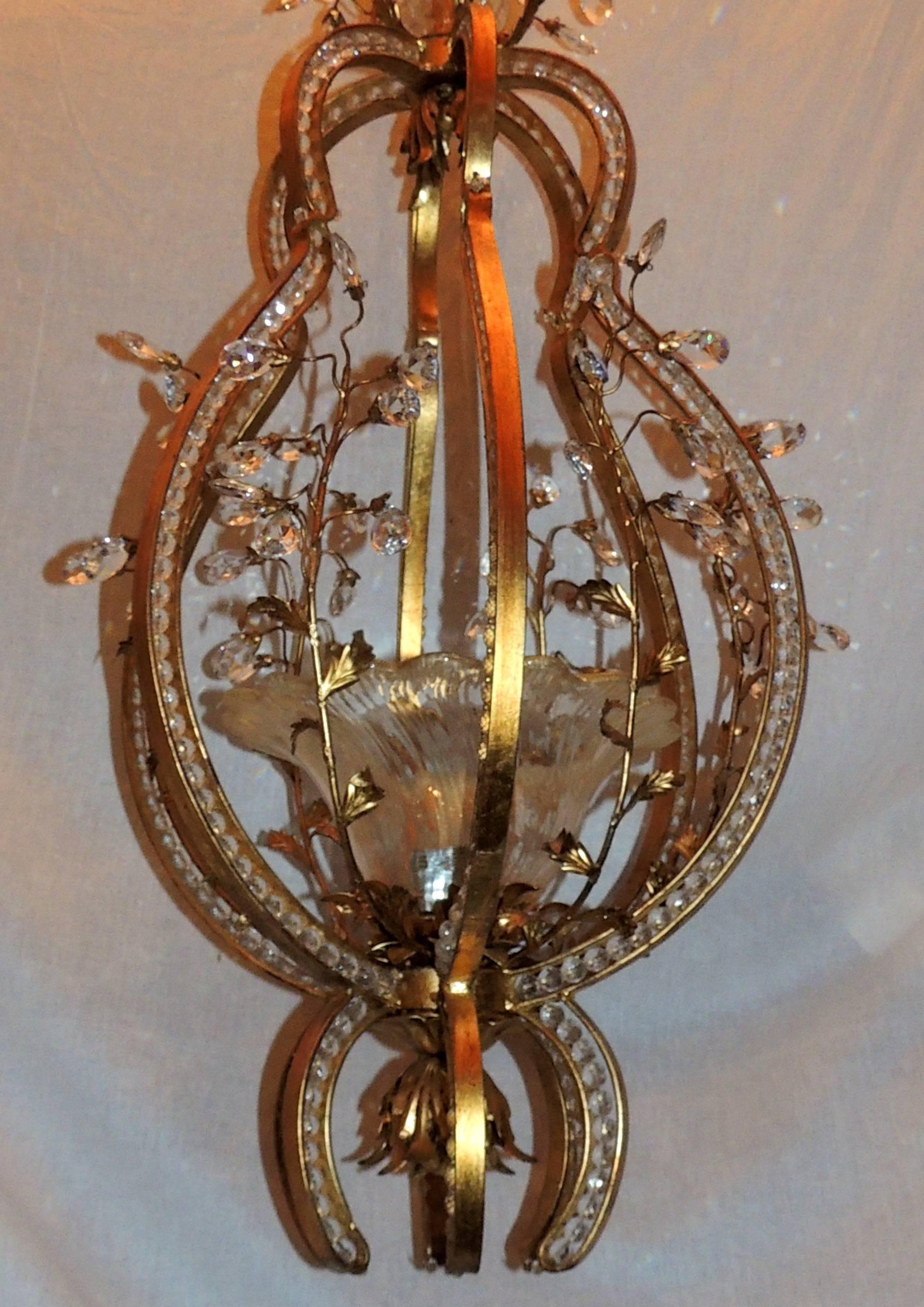 Une merveilleuse paire de lanternes italiennes en verre soufflé Baguès avec des fleurs, une seule lumière et une ampoule Edison de 100 watts, ornée de gerbes de cristaux de fleurs.
Chacune est vendue séparément.