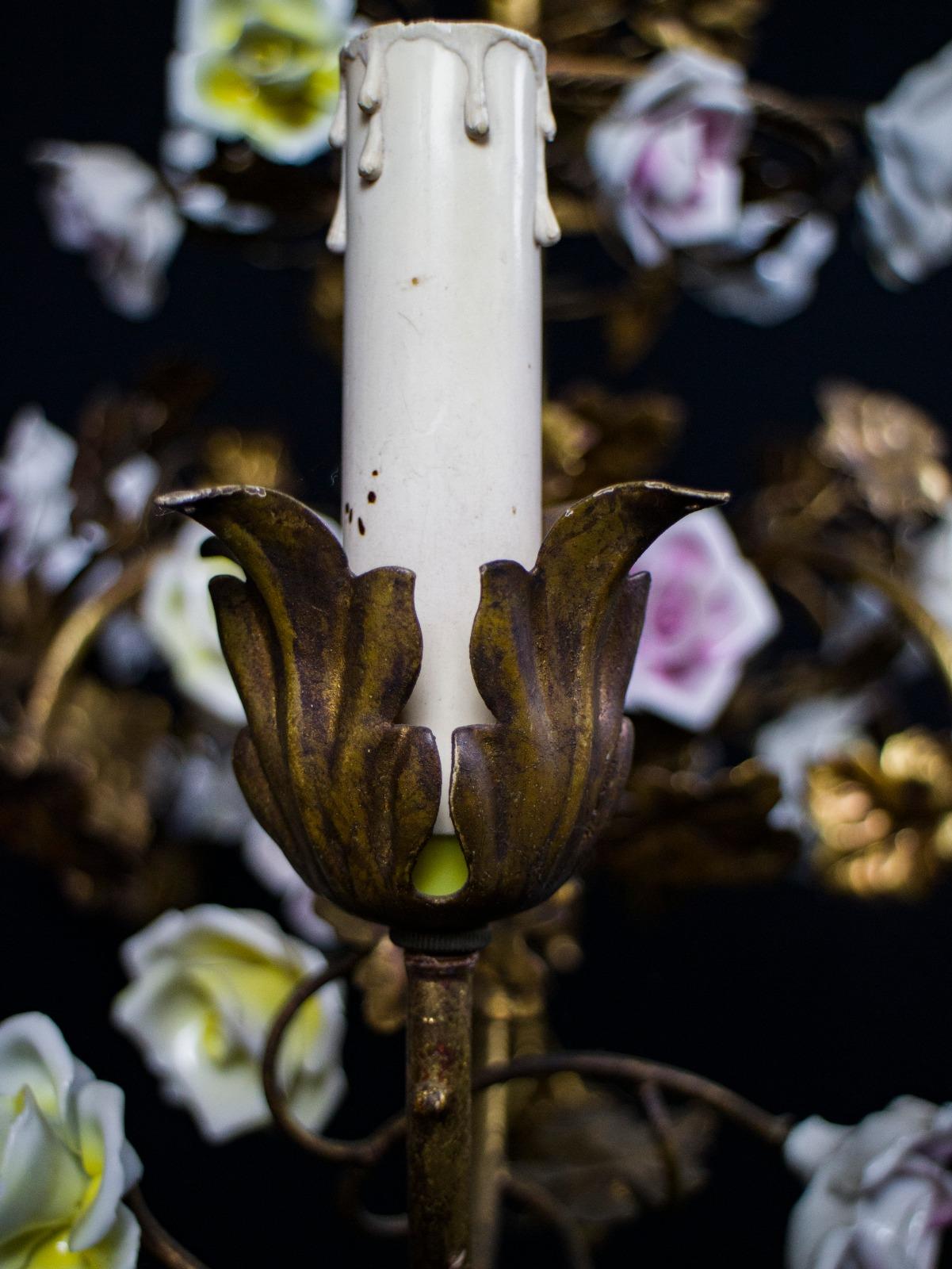 Wunderschöner italienischer Kronleuchter in Käfigform mit bunten Porzellanblumen (Louis XV.) im Angebot