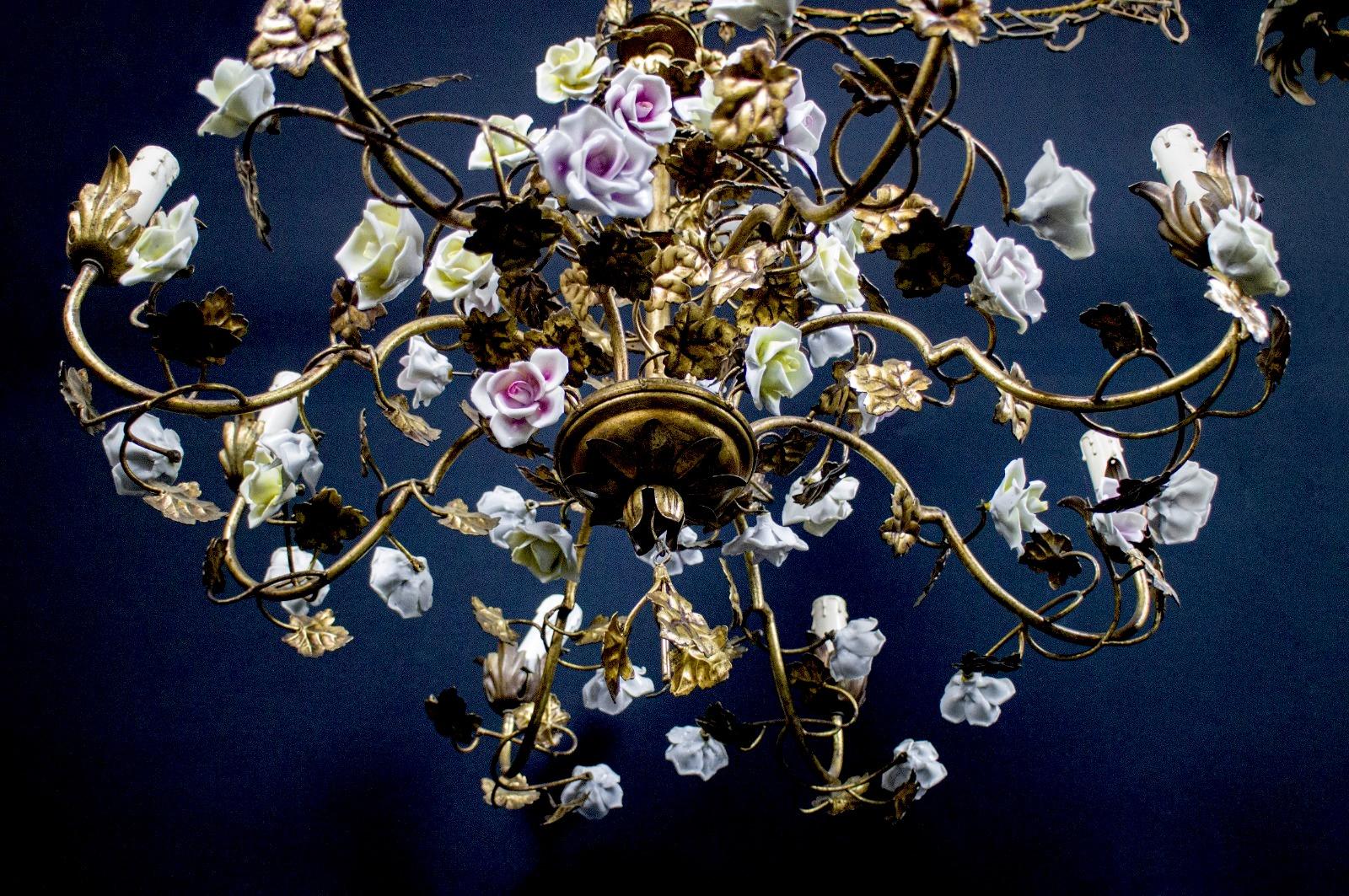 Wunderschöner italienischer Kronleuchter in Käfigform mit bunten Porzellanblumen (Metall) im Angebot