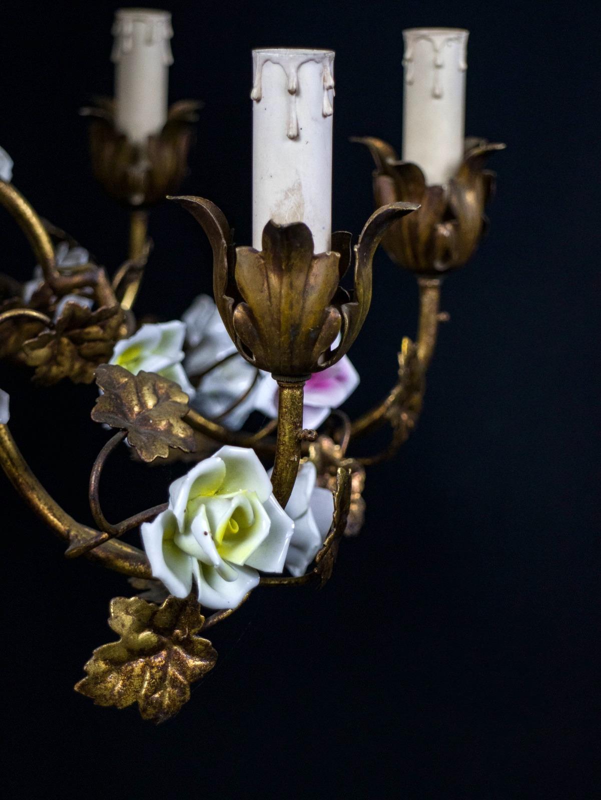 Wunderschöner italienischer Kronleuchter in Käfigform mit bunten Porzellanblumen im Angebot 1