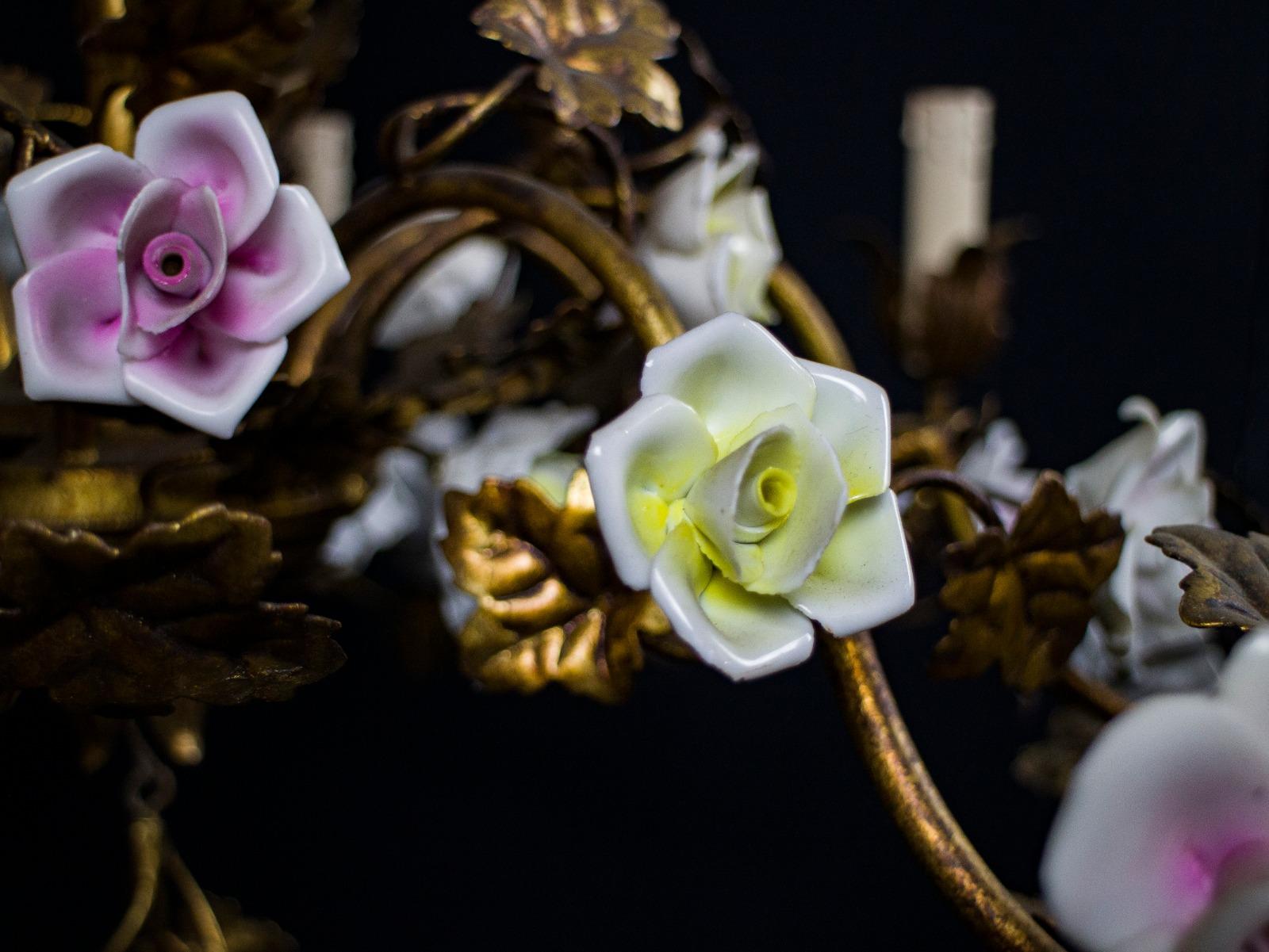 Wunderschöner italienischer Kronleuchter in Käfigform mit bunten Porzellanblumen im Angebot 2