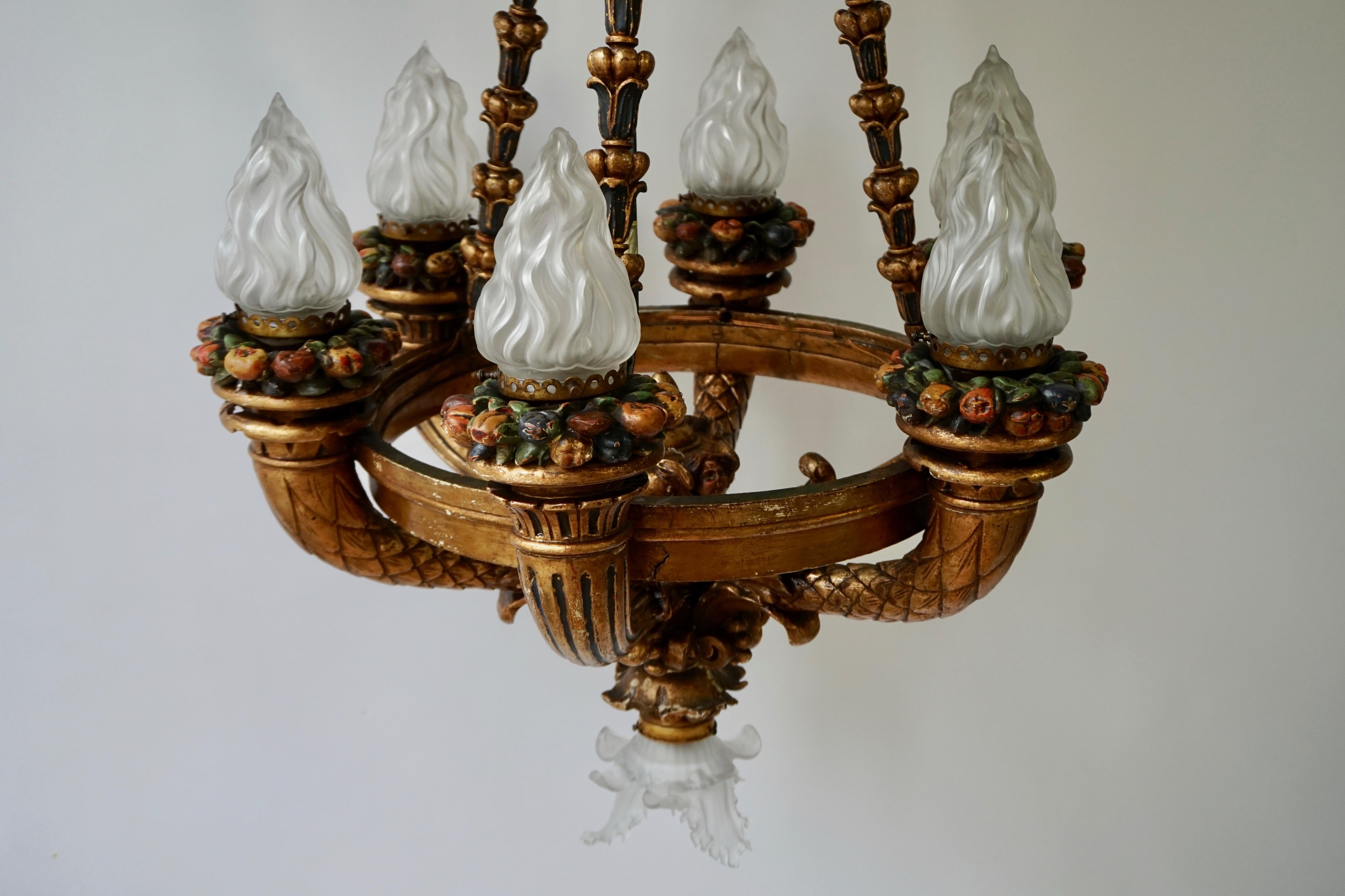 Magnifique lustre italien en bois doré représentant des chérubins Putti et des torches à fruits peintes en vente 3