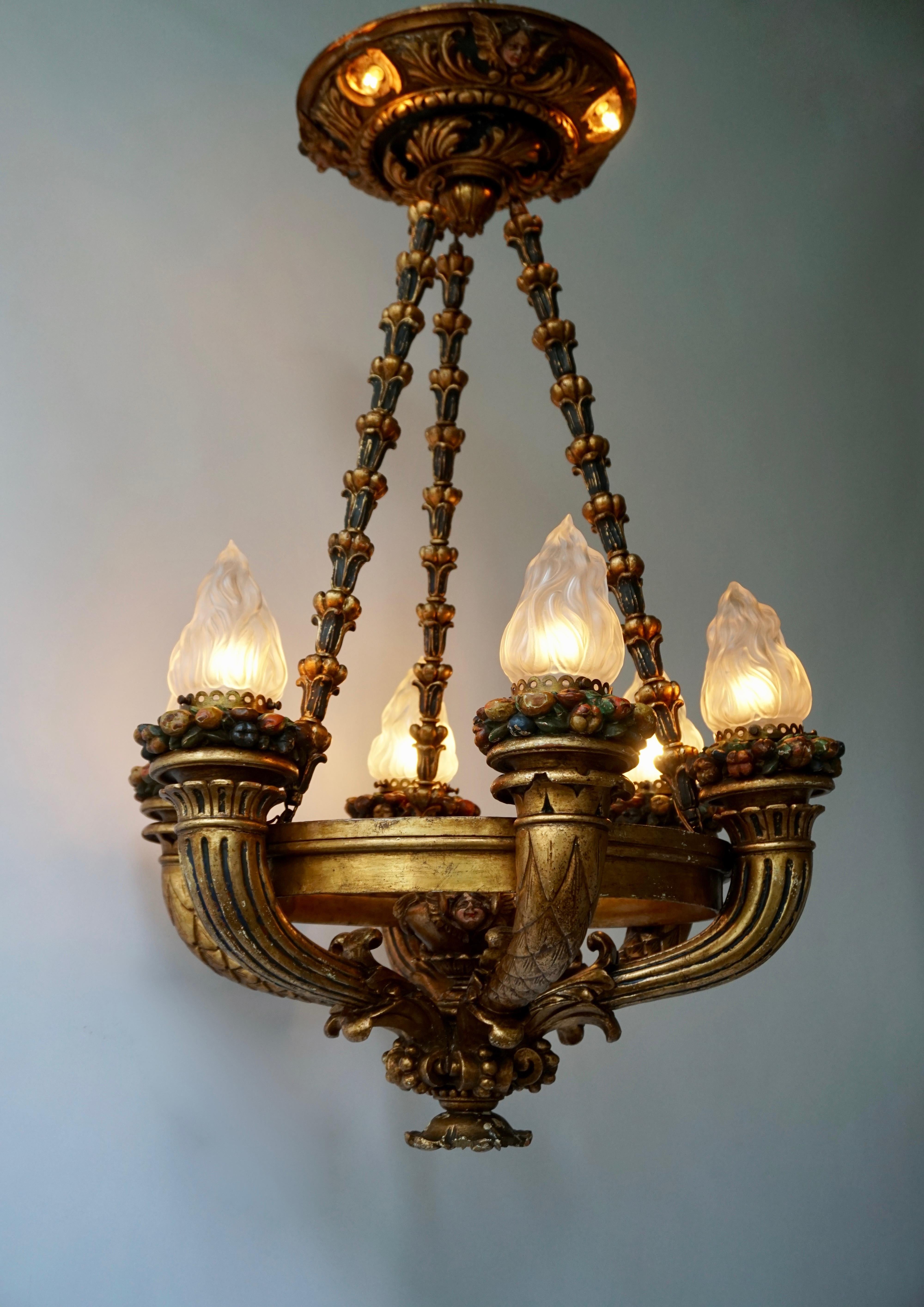 Magnifique lustre italien en bois doré représentant des chérubins Putti et des torches à fruits peintes en vente 7