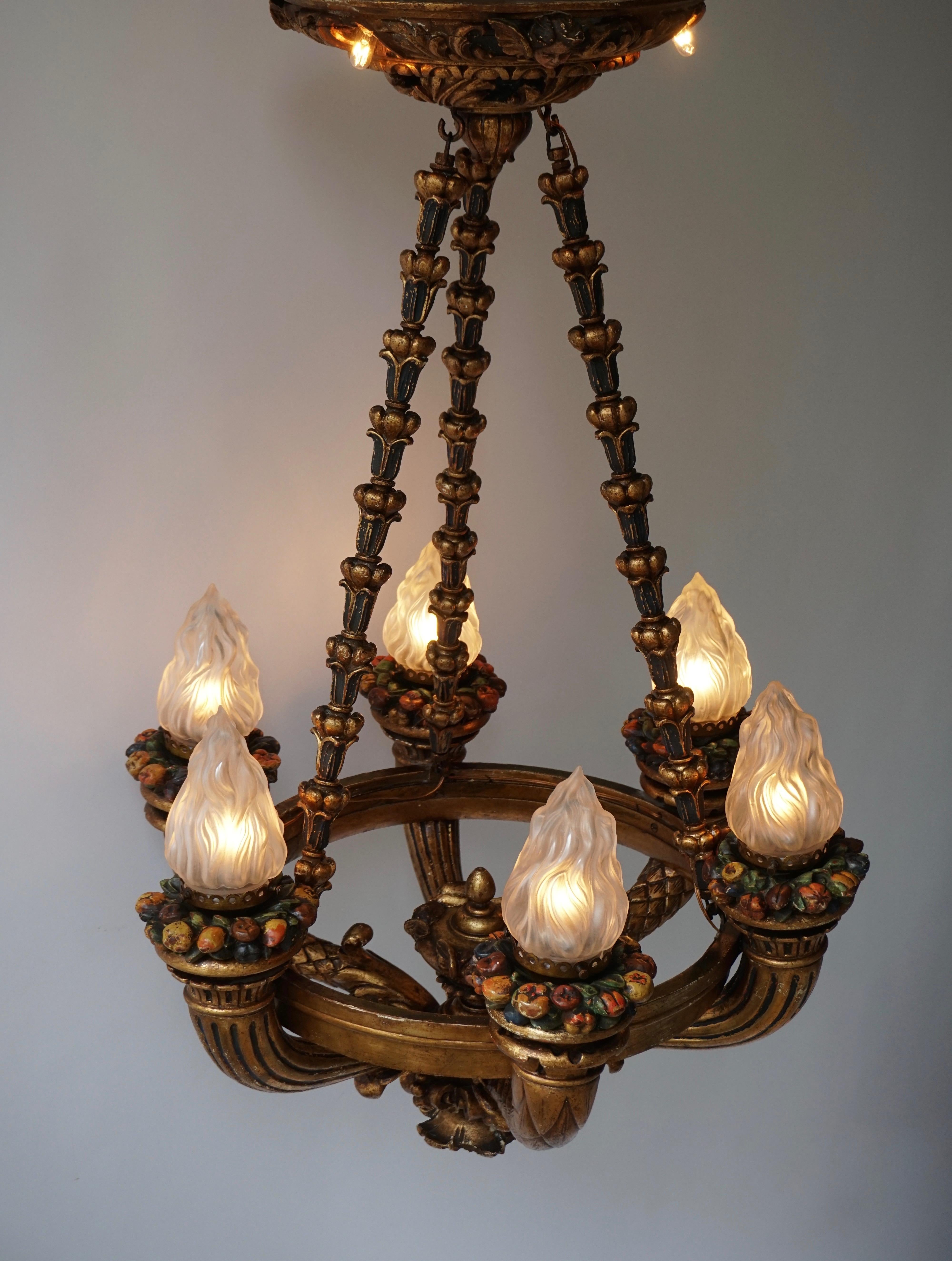 Magnifique lustre italien en bois doré représentant des chérubins Putti et des torches à fruits peintes en vente 8