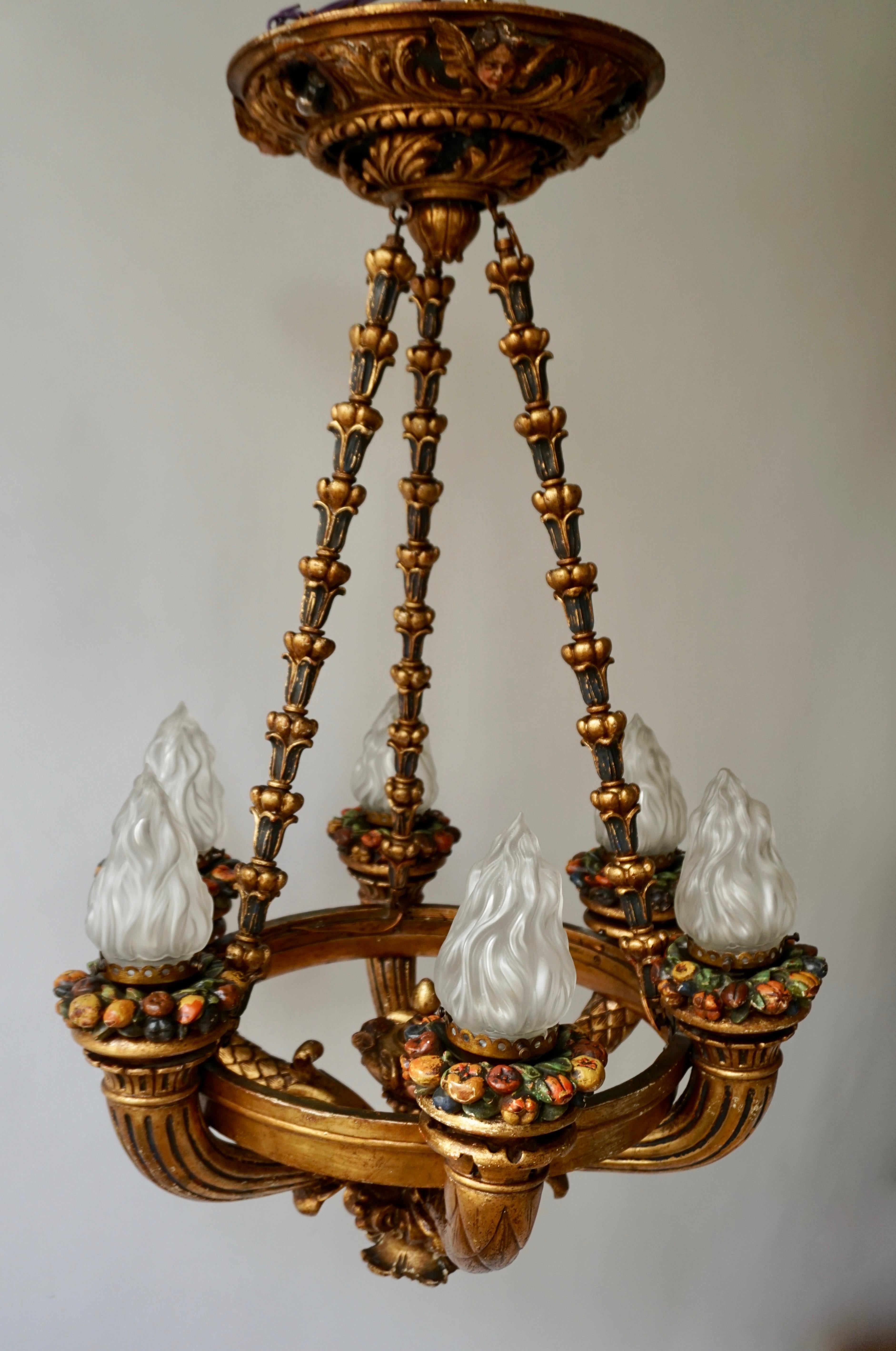 Magnifique lustre italien en bois doré représentant des chérubins Putti et des torches à fruits peintes en vente 9
