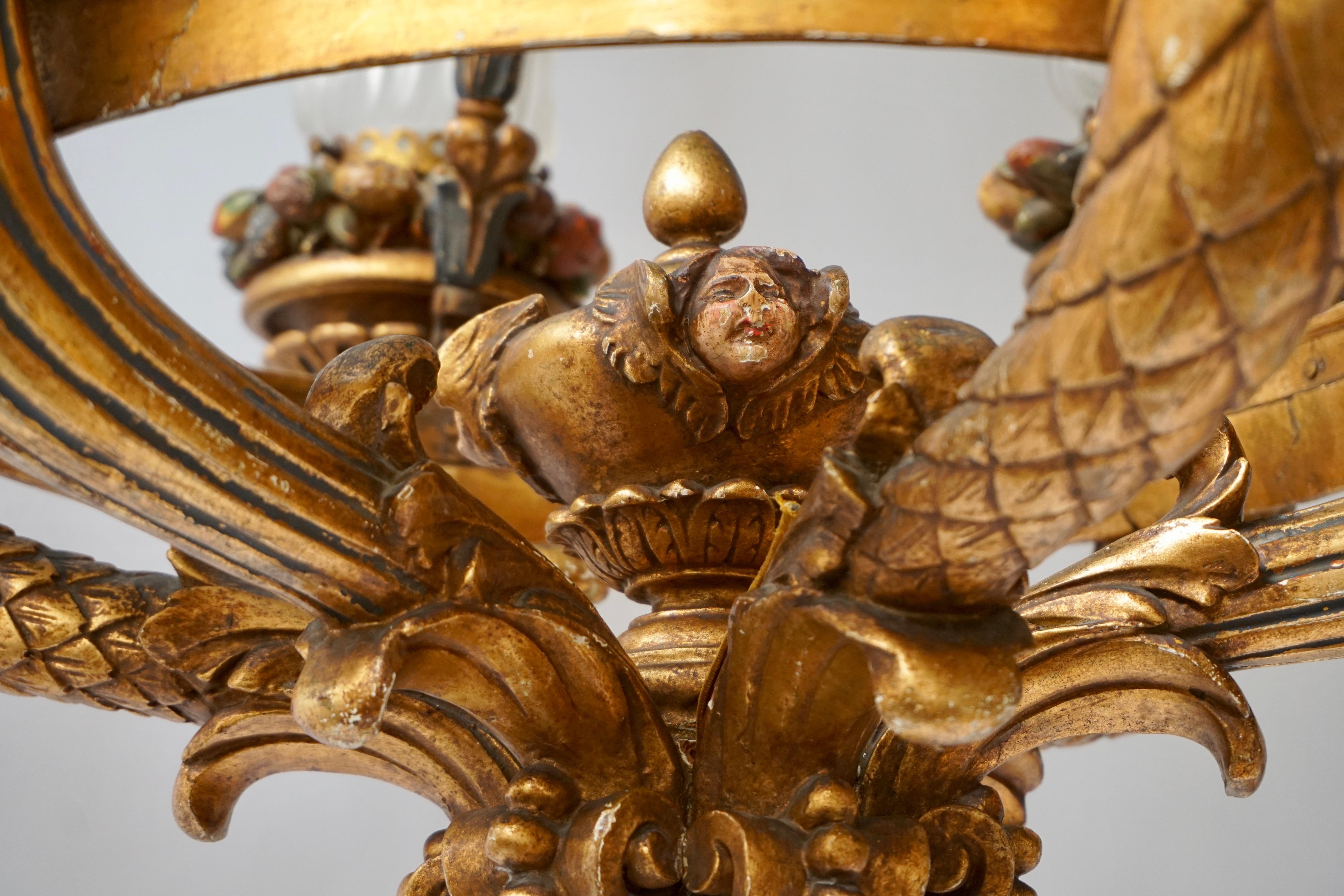 Magnifique lustre italien en bois doré représentant des chérubins Putti et des torches à fruits peintes en vente 12