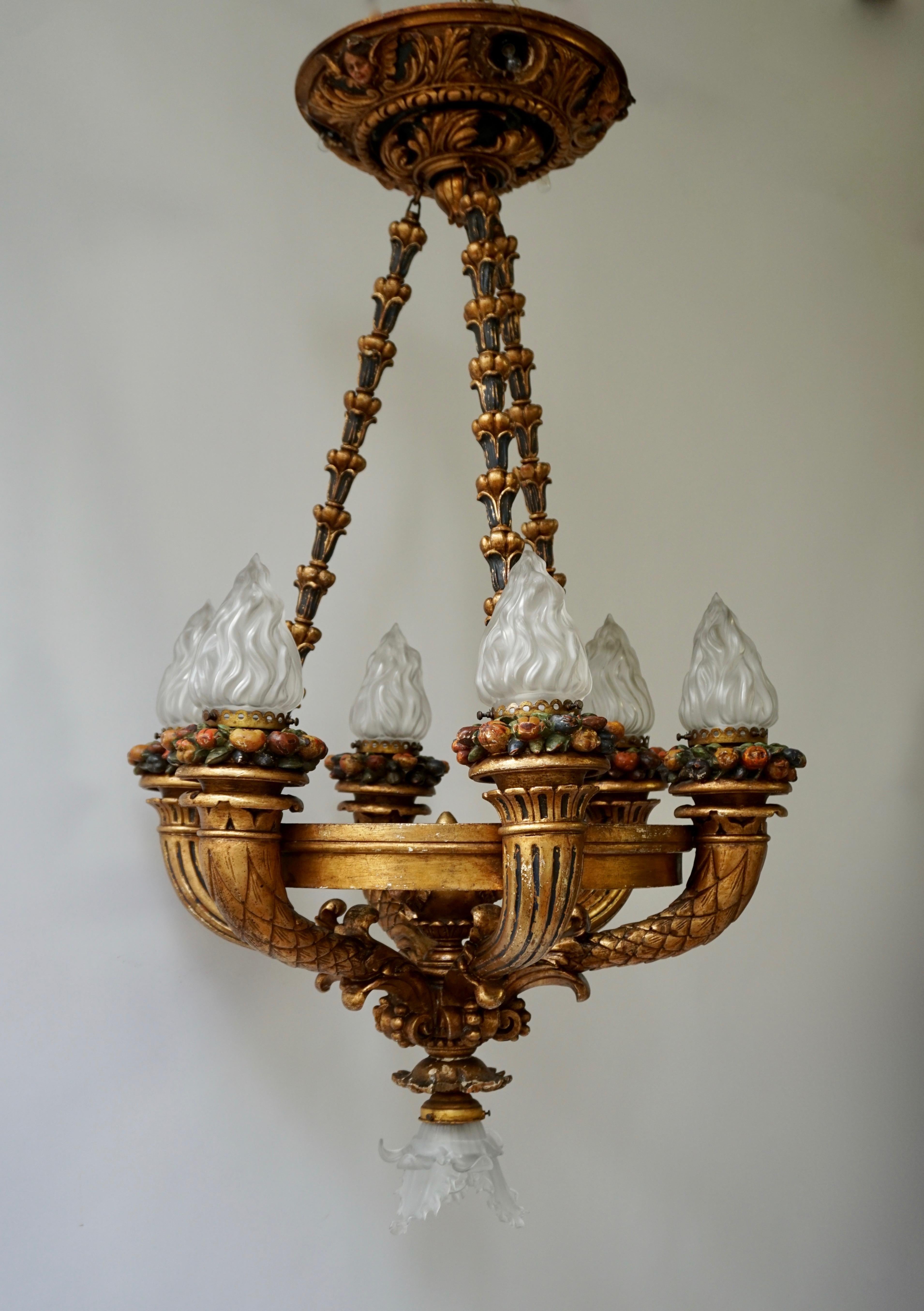 Hollywood Regency Wonderful Italian Giltwood Cherubs Putti and Painted Fruit Torch Chandelier For Sale