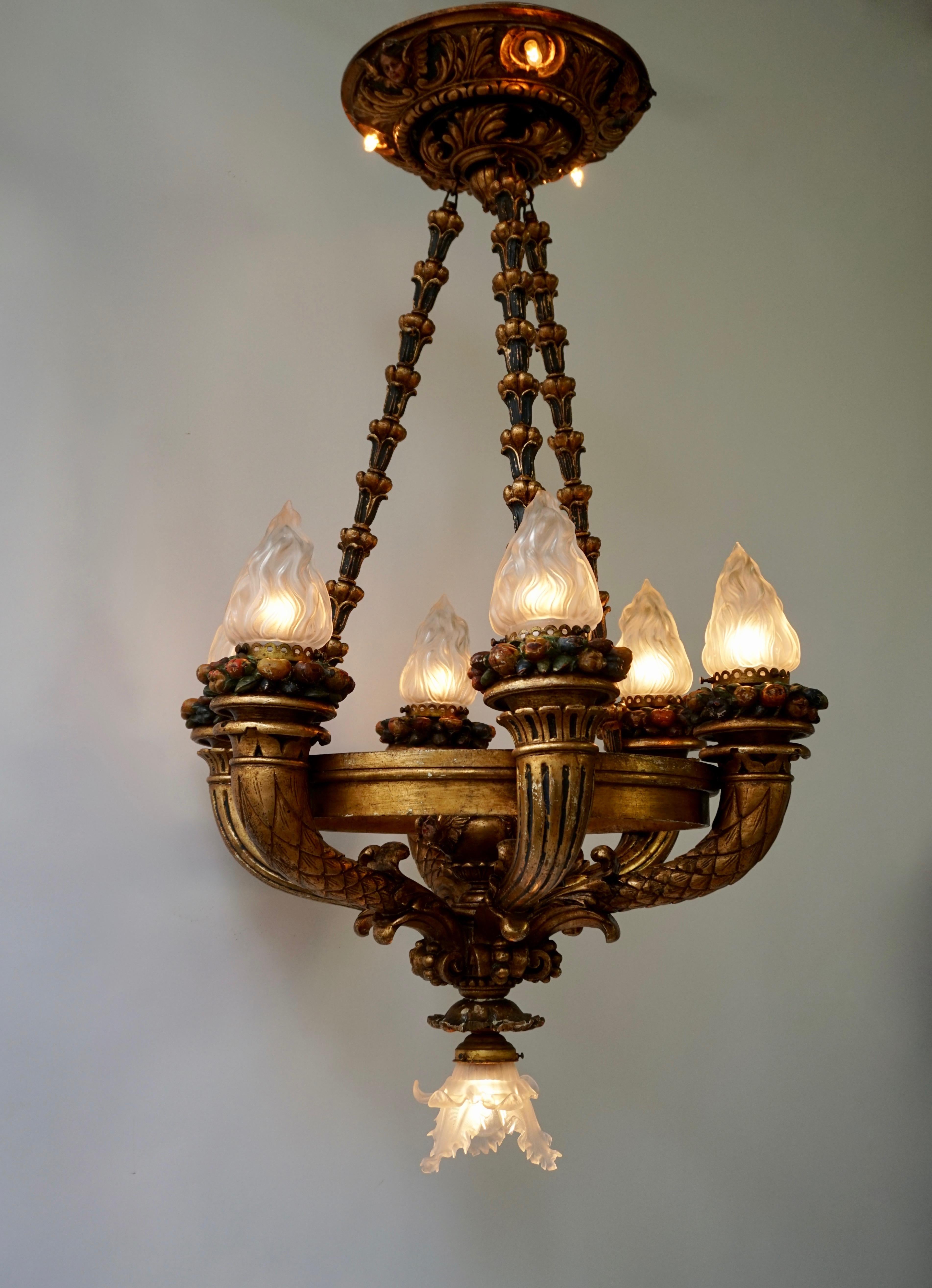 Doré Magnifique lustre italien en bois doré représentant des chérubins Putti et des torches à fruits peintes en vente