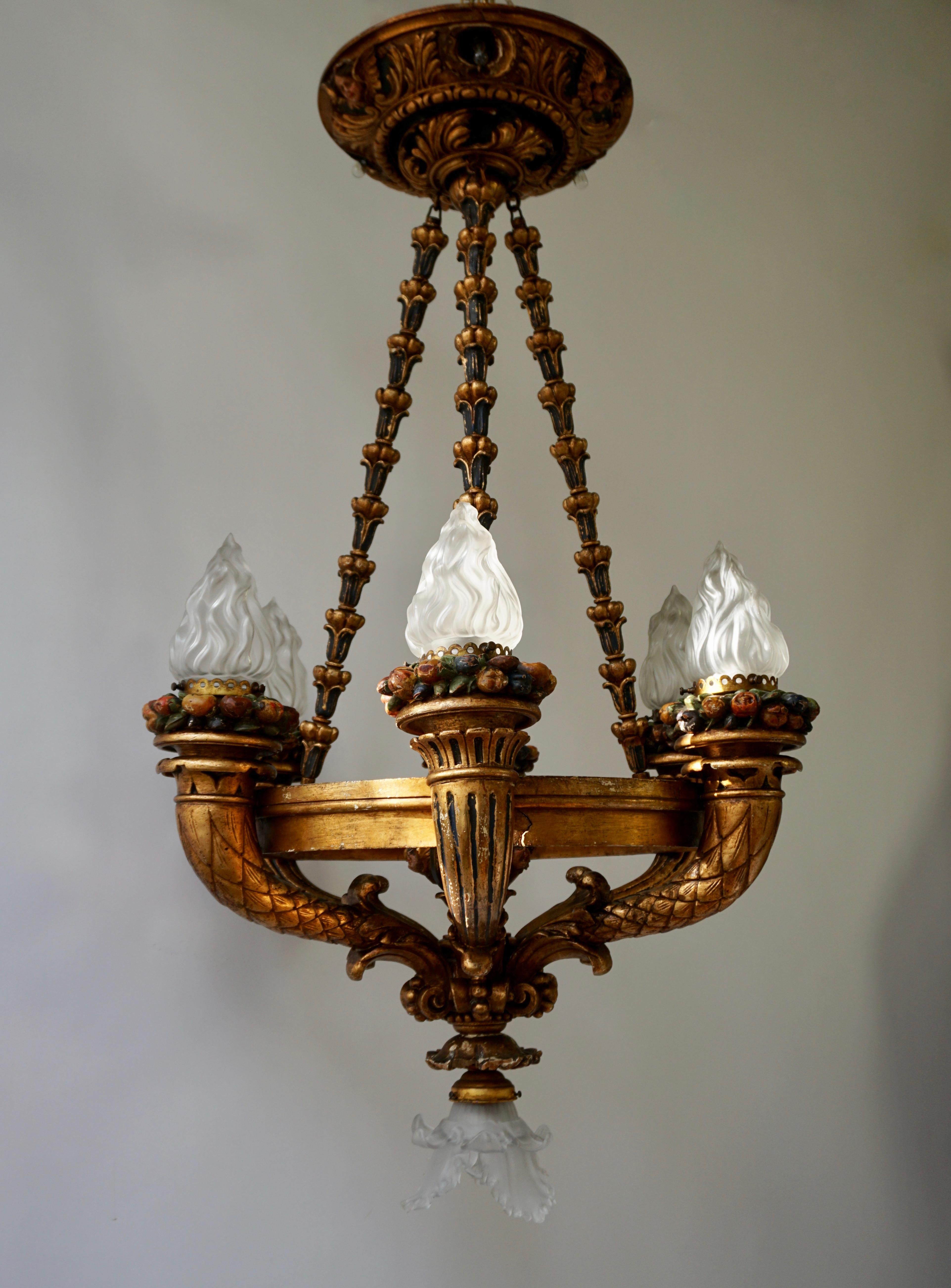 Wonderful Italian Giltwood Cherubs Putti and Painted Fruit Torch Chandelier For Sale 1