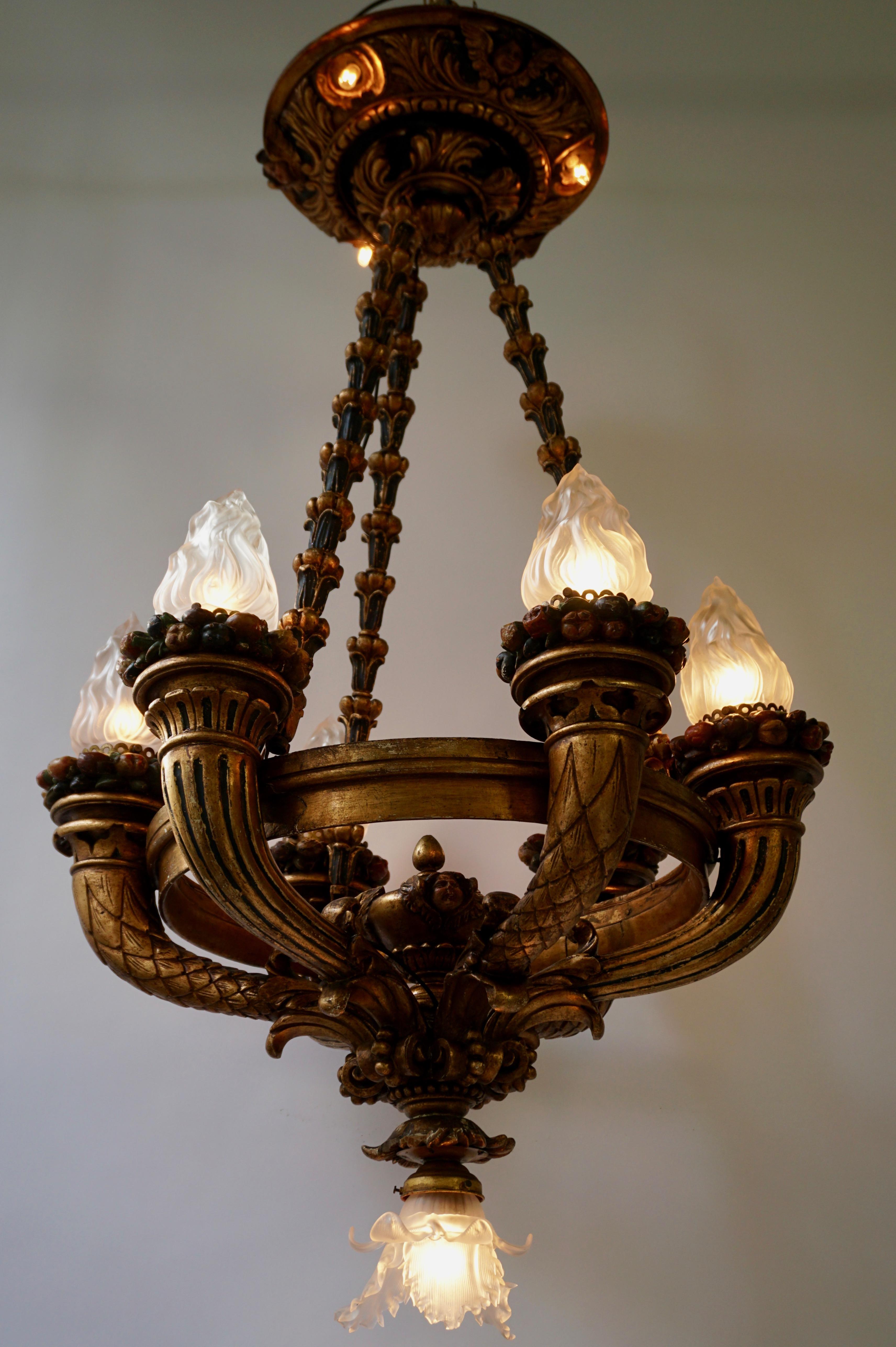 Magnifique lustre italien en bois doré représentant des chérubins Putti et des torches à fruits peintes en vente 1