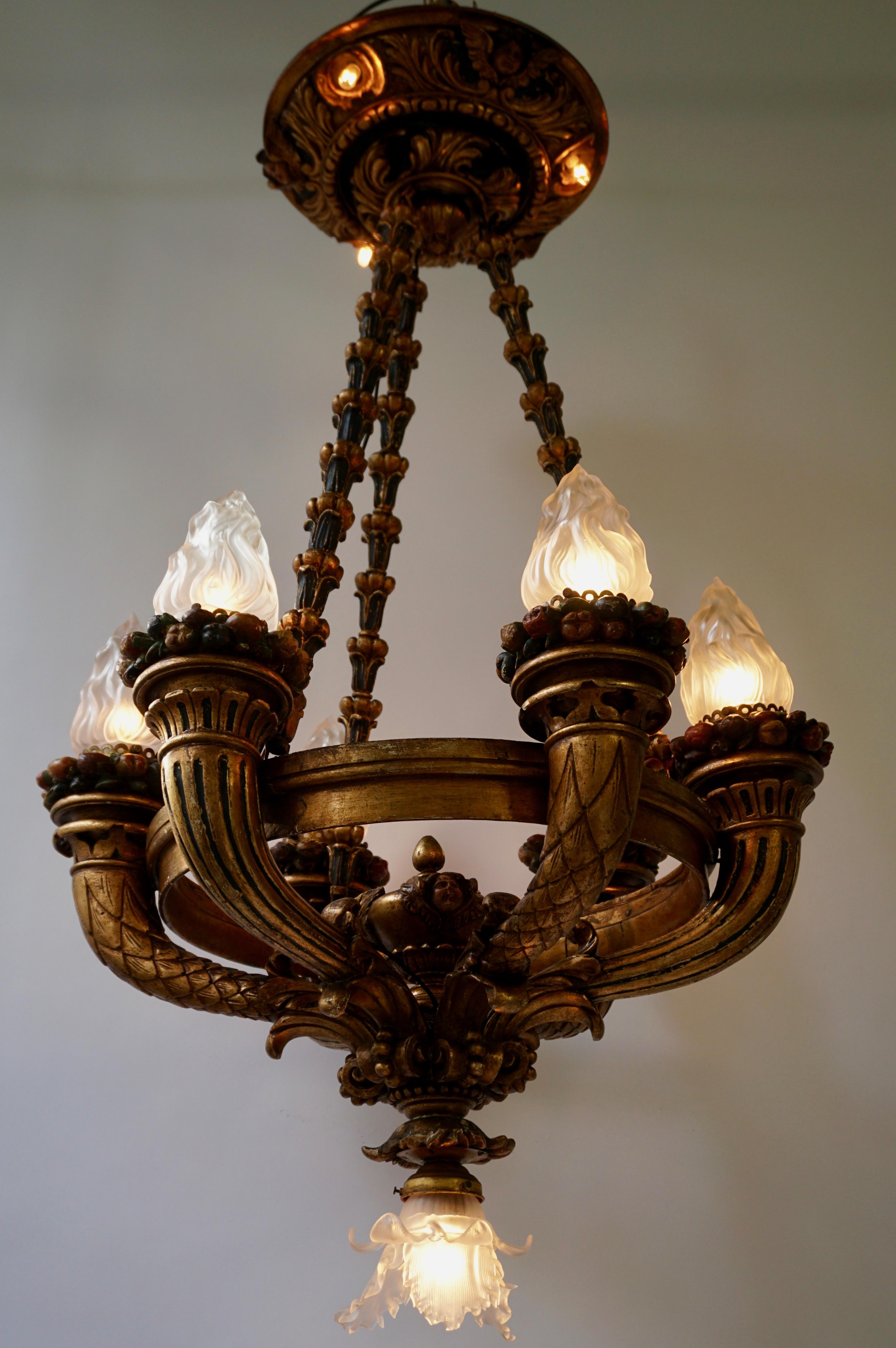 Wunderschöner italienischer Giltwood-Kronleuchter mit Putten und bemalten Früchten (Metall) im Angebot