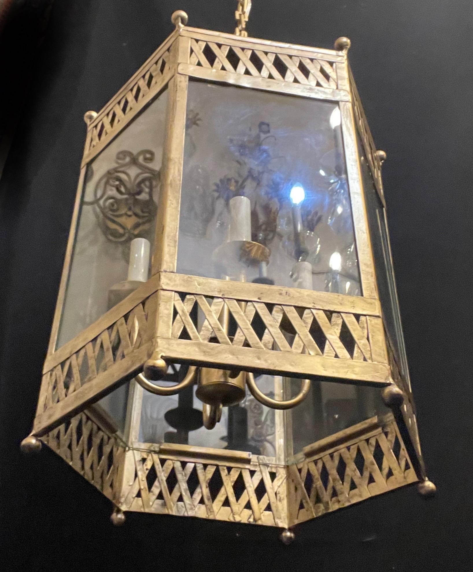 Wonderful Italian Large Gold Gilt Tole Lattice Pagoda Lantern Light Fixture (Chinoiserie) im Angebot
