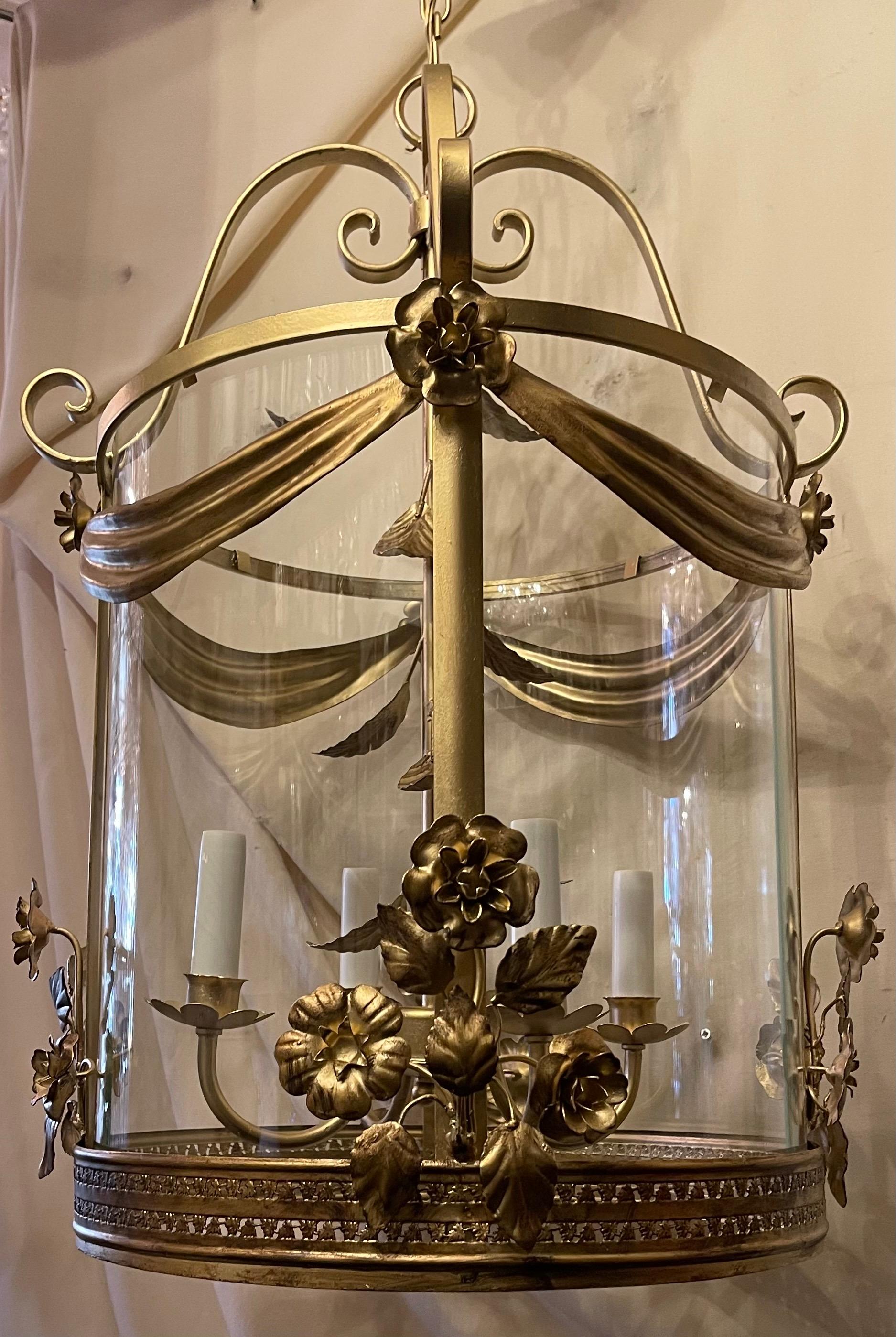 Maravilloso Tole Dorado Italiano Grande Con Guirnaldas Y Ramos De Flores 4 Candelabros Centro De Luz Farol Con Cadena Y Tejadillo Listo Para Instalar