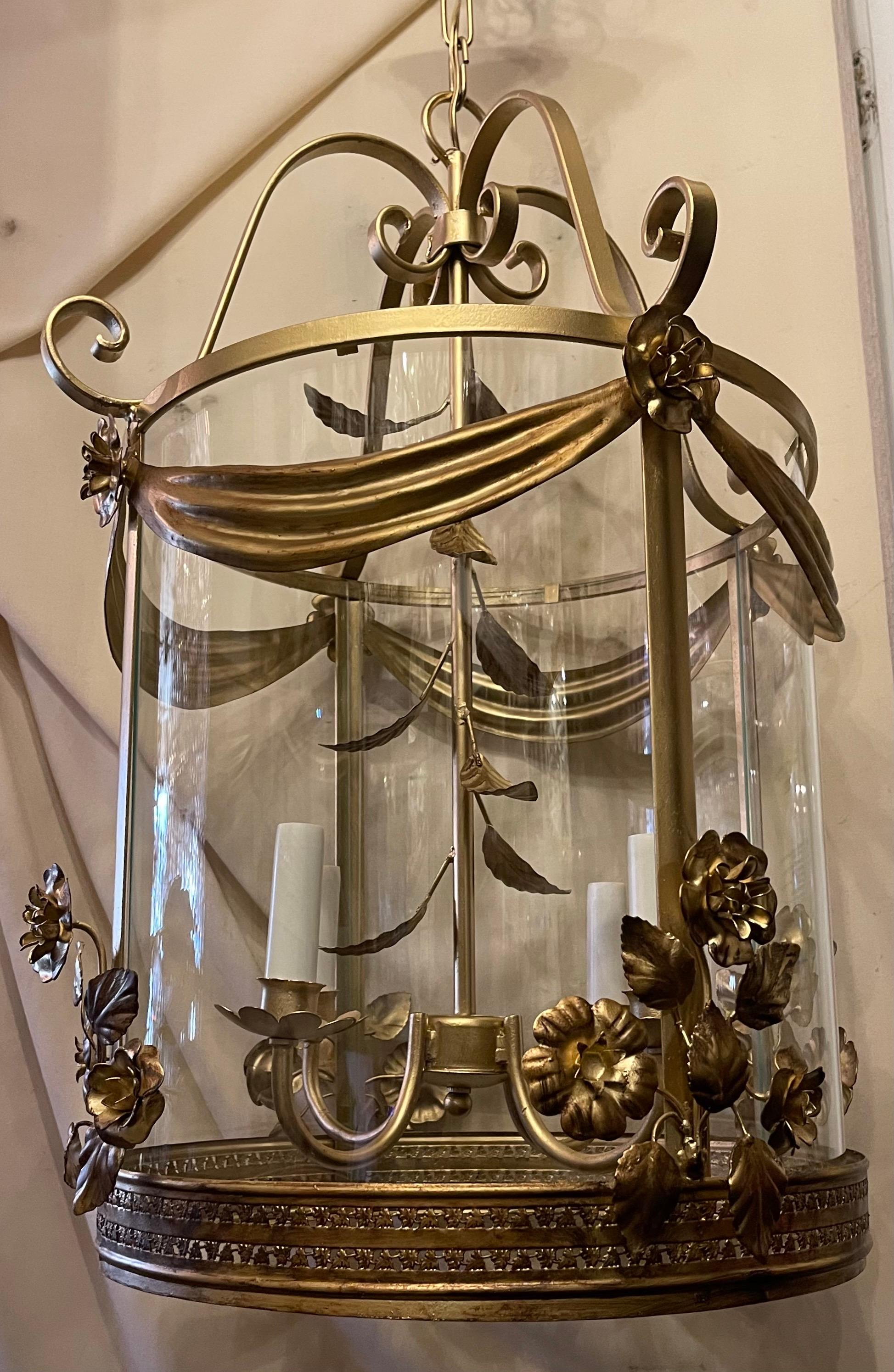 Maravilloso farol italiano grande de oro dorado Tole Swag Ramo de flores Light Fixture Italiano en venta