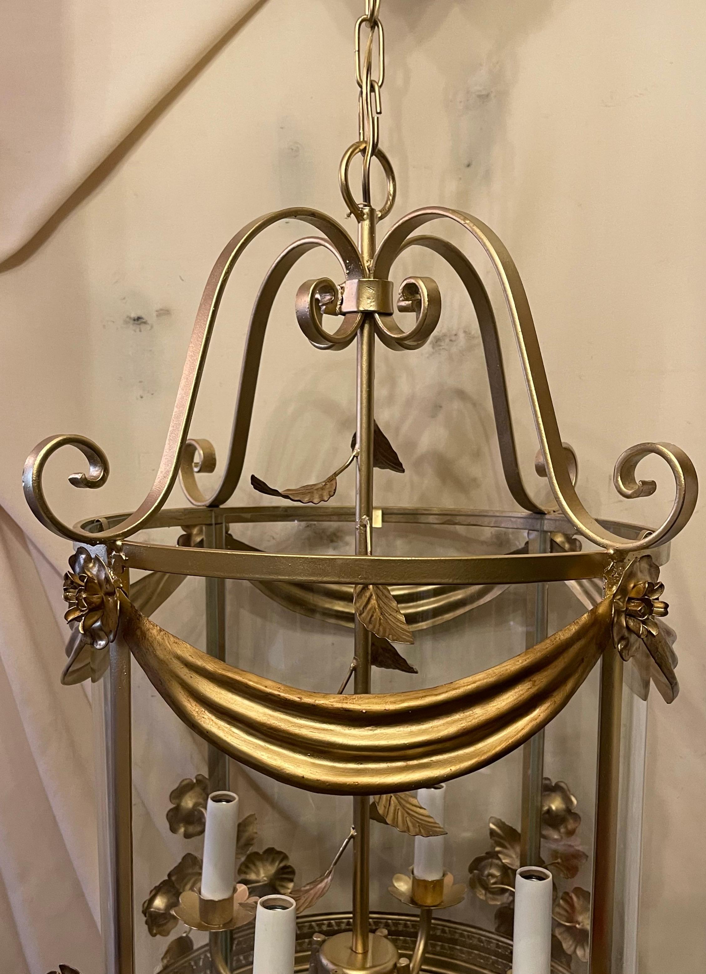 Maravilloso farol italiano grande de oro dorado Tole Swag Ramo de flores Light Fixture Dorado en venta