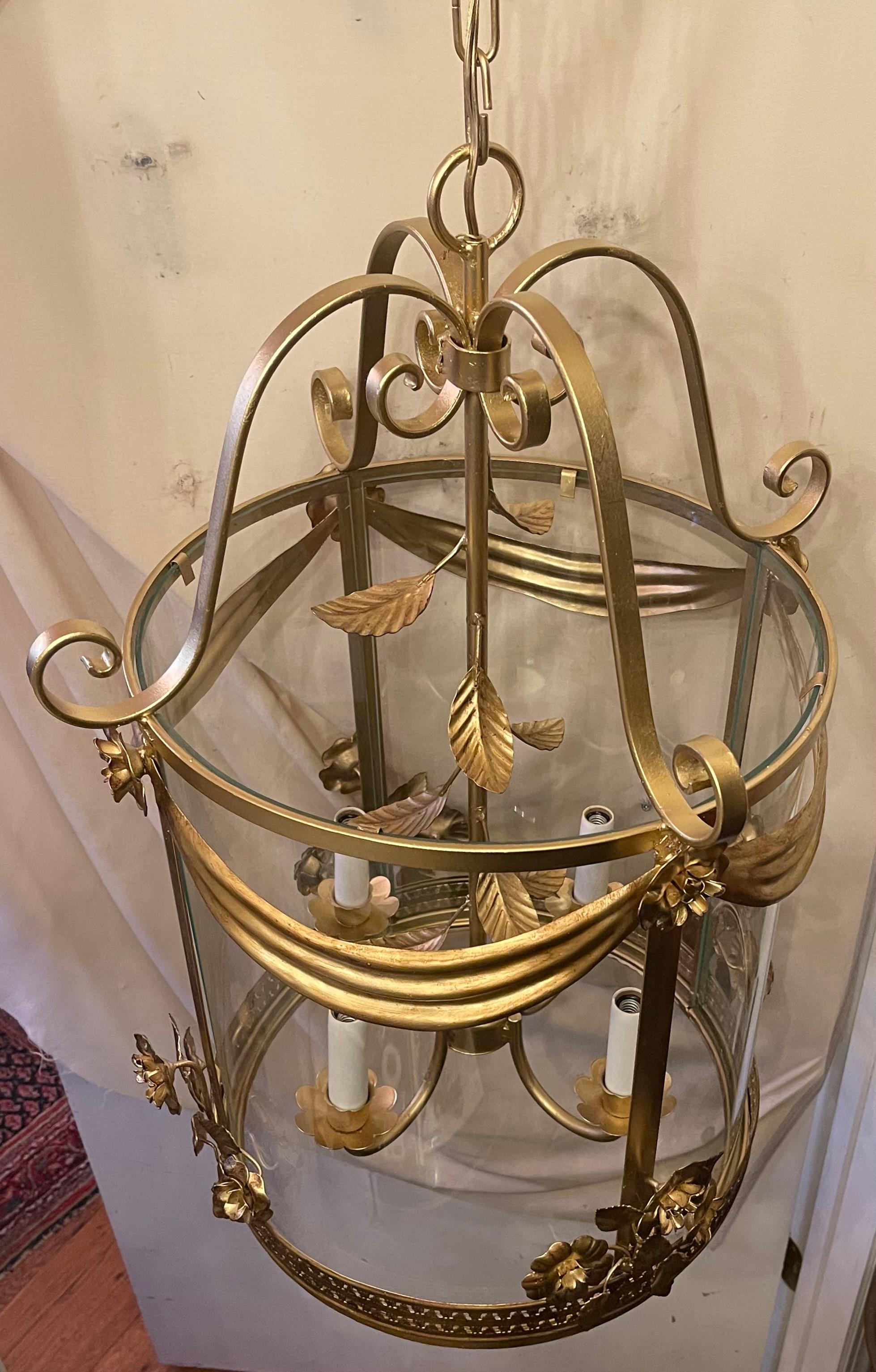 Maravilloso farol italiano grande de oro dorado Tole Swag Ramo de flores Light Fixture en Bueno estado para la venta en Roslyn, NY