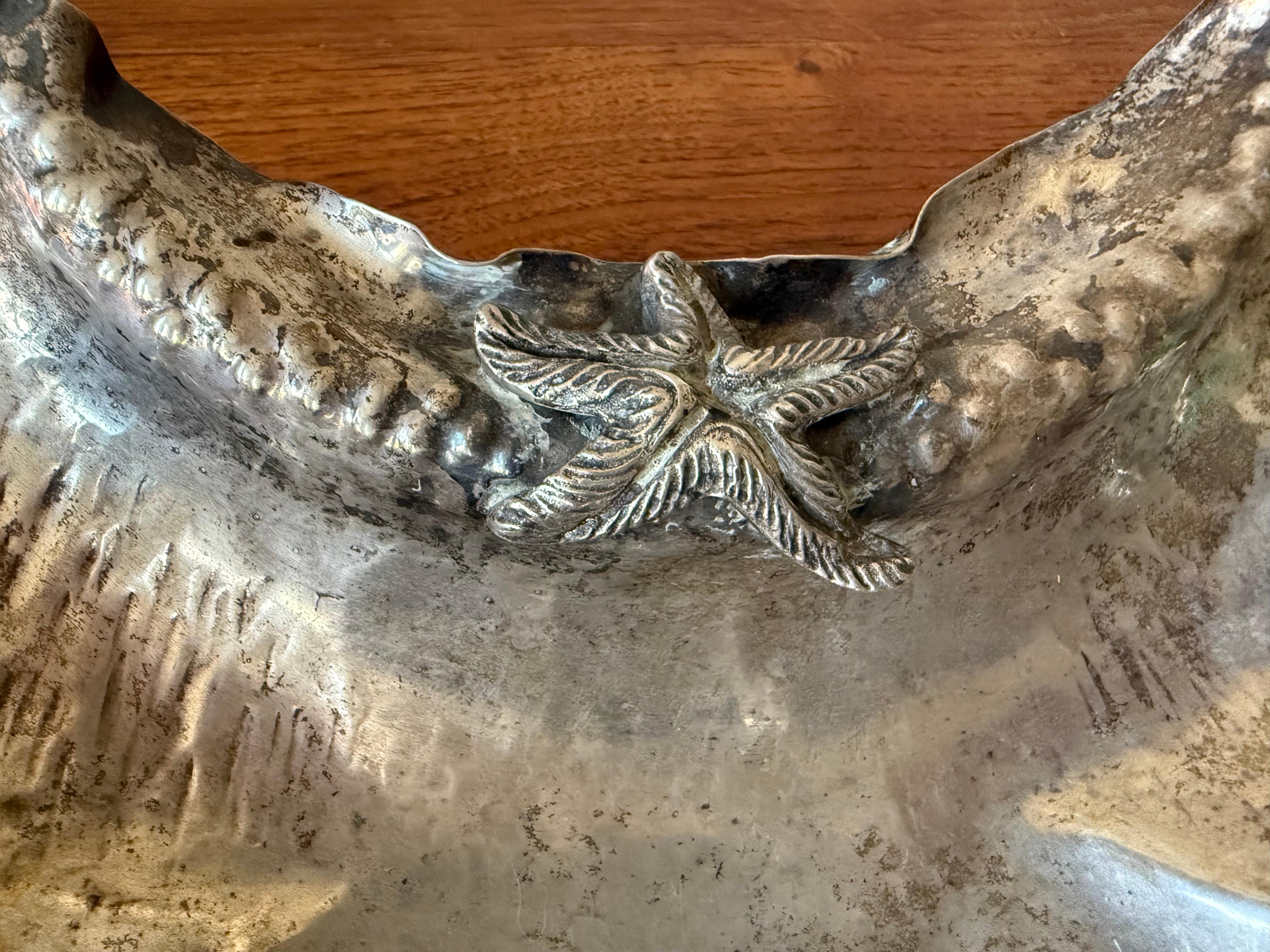 asombroso y llamativo centro de mesa atribuido a arrigo finzi. un cuenco de plata con varios elementos decorativos marinos. firmado con sello de plata 800, un signo de artista desconocido 962 con estrella y mi para la zona de milano.