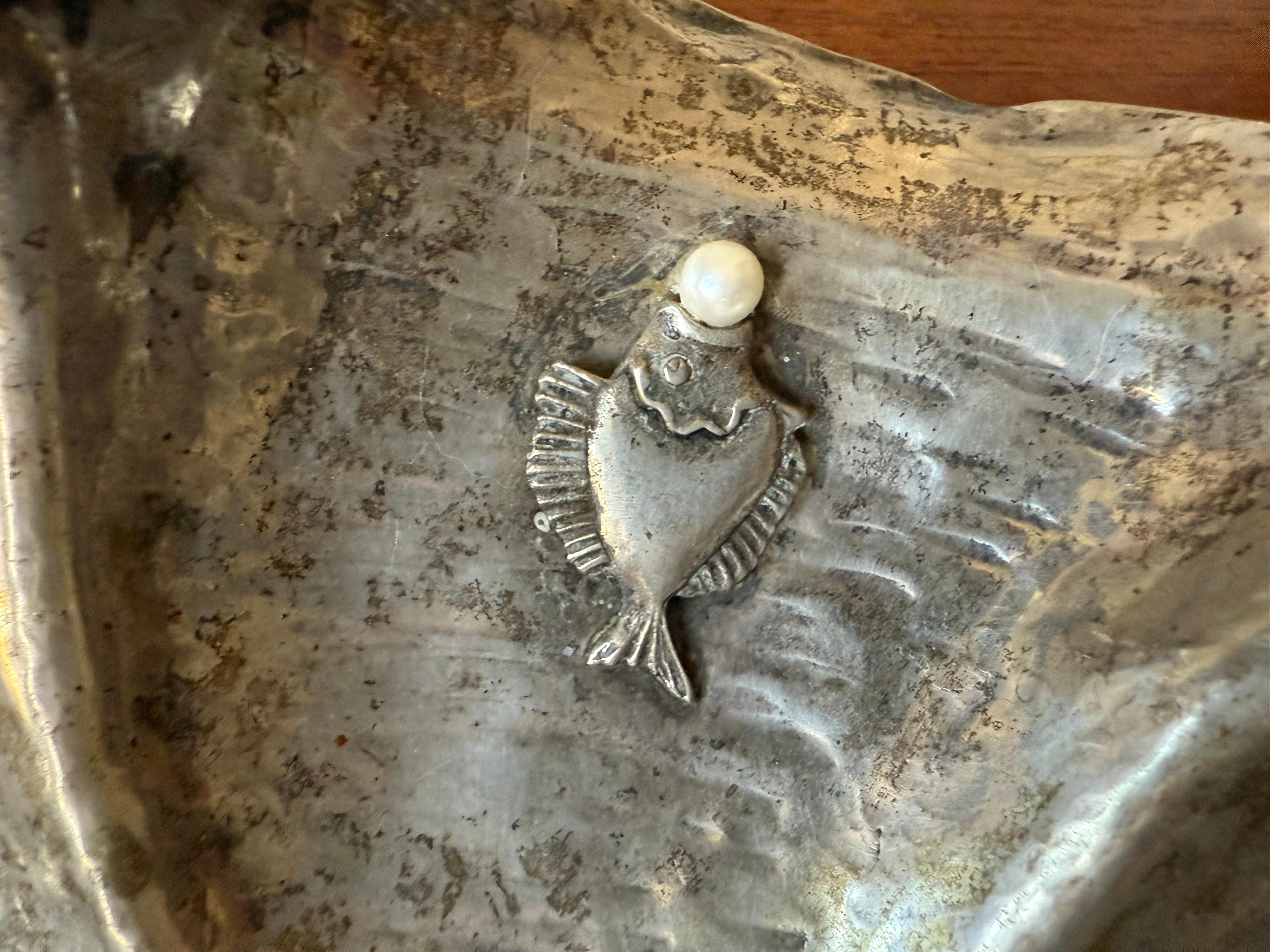 maravilloso cuenco italiano de plata con decoración marina Martillado en venta