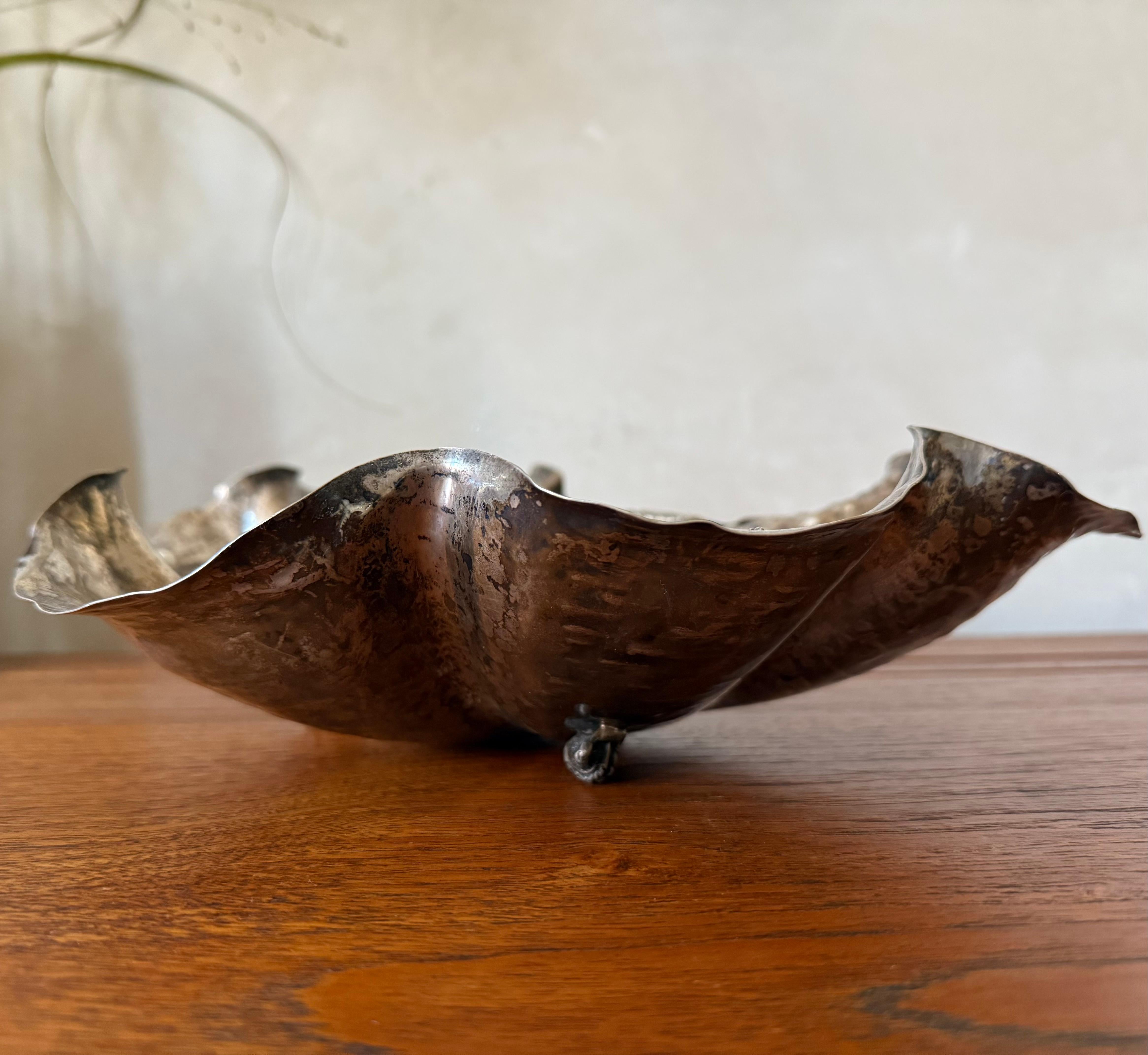 maravilloso cuenco italiano de plata con decoración marina mediados del siglo XX en venta