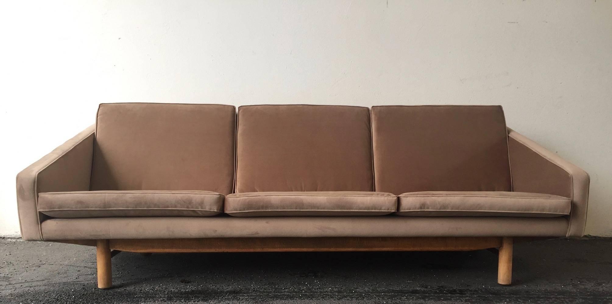 Wonderful Italian Sofa Attributed to Gio Ponti and Completely Re-Upholstered For Sale 4