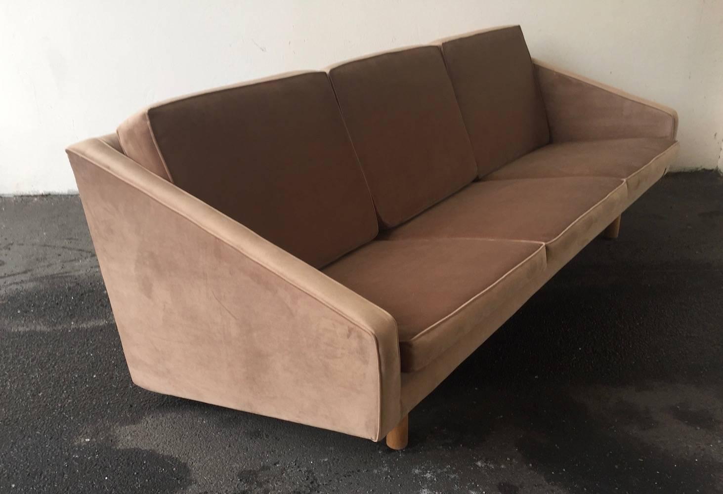 Wonderful Italian Sofa Attributed to Gio Ponti and Completely Re-Upholstered In Good Condition For Sale In Munich, DE