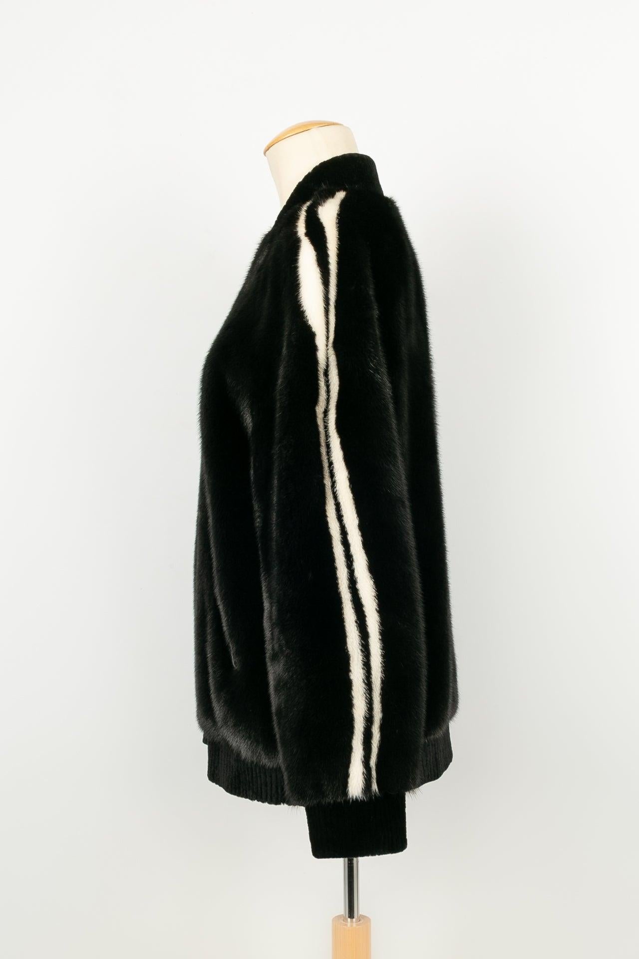 Wonderful jacket in black and white mink. No size nor composition label, it fits a 40FR.

Additional information:
Condition: Very good condition
Dimensions: Shoulder width: 46 cm - Sleeve length: 64 cm - Length: 65 cm

Seller Reference: FV122
