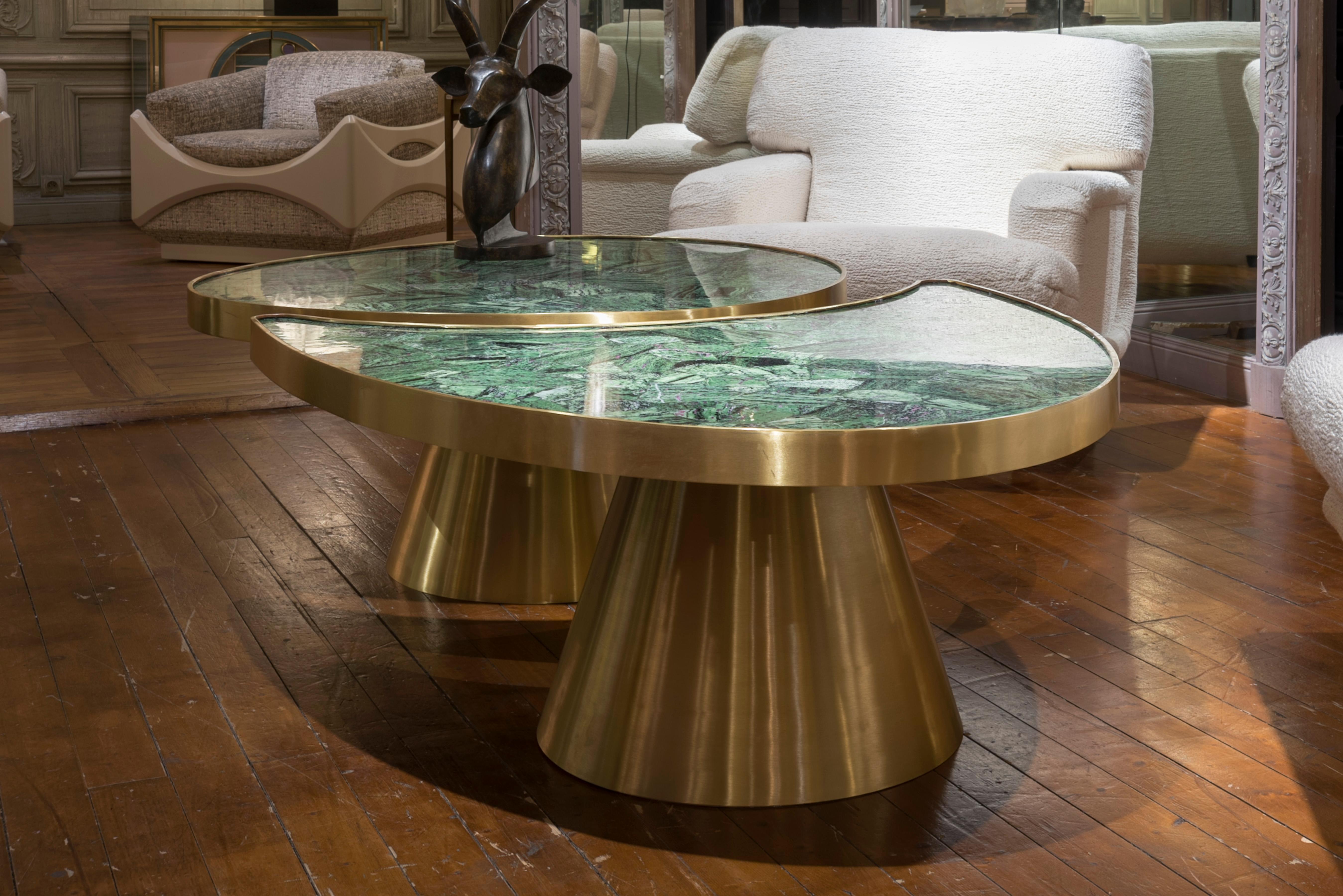 Cette table à bijoux est composée de deux parties complémentaires. Sa base est en laiton patiné, le plateau est recouvert de marqueterie de zoisite. Studio Glustin création 2019.