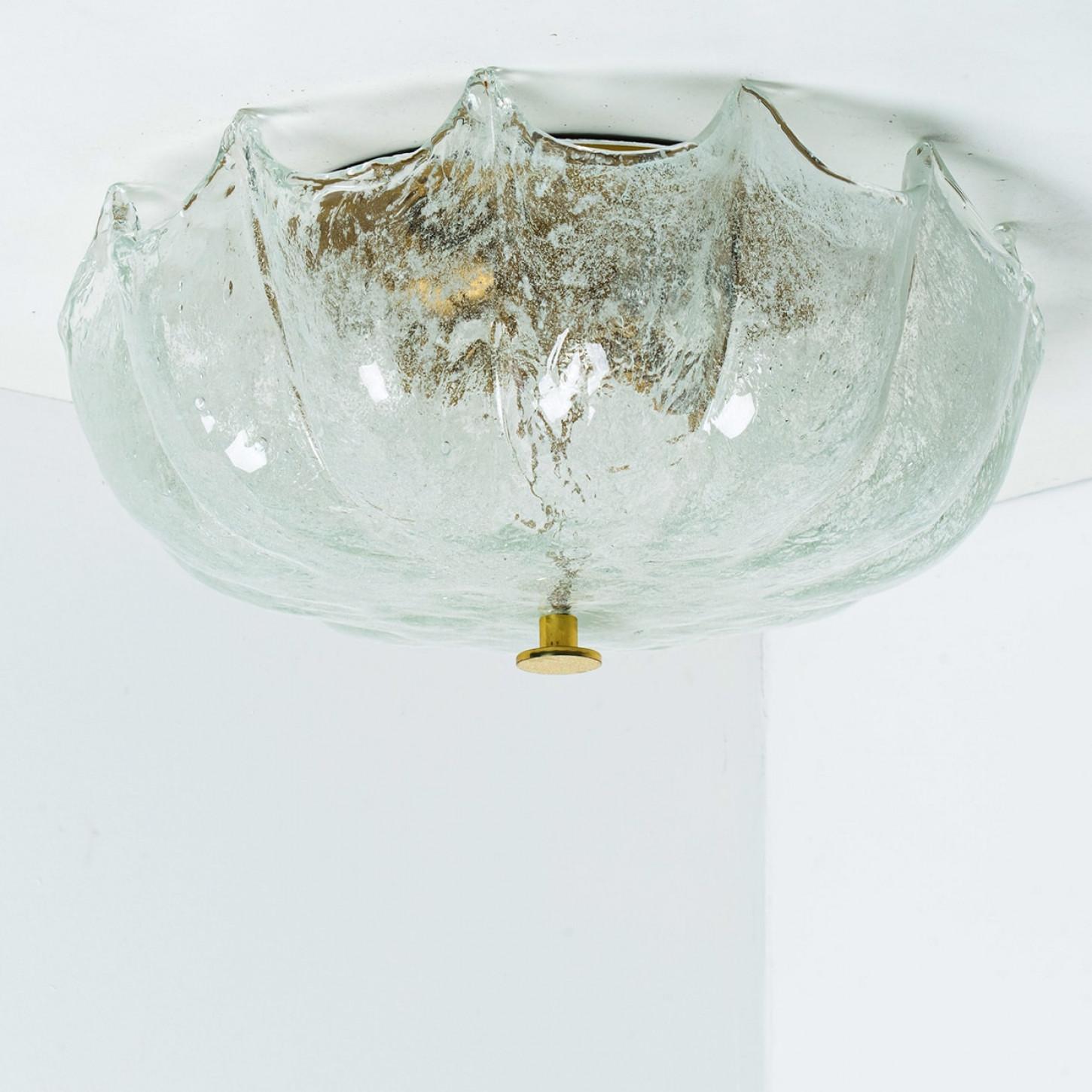Un rare plafonnier encastré, magnifique et élégant, fabriqué par Kaiser, Allemagne, années 1960. Avec une plaque de verre épaisse fabriquée à la main et fixée au centre. Avec plaque arrière en laiton. Un design extraordinaire !
Ces lampes sont