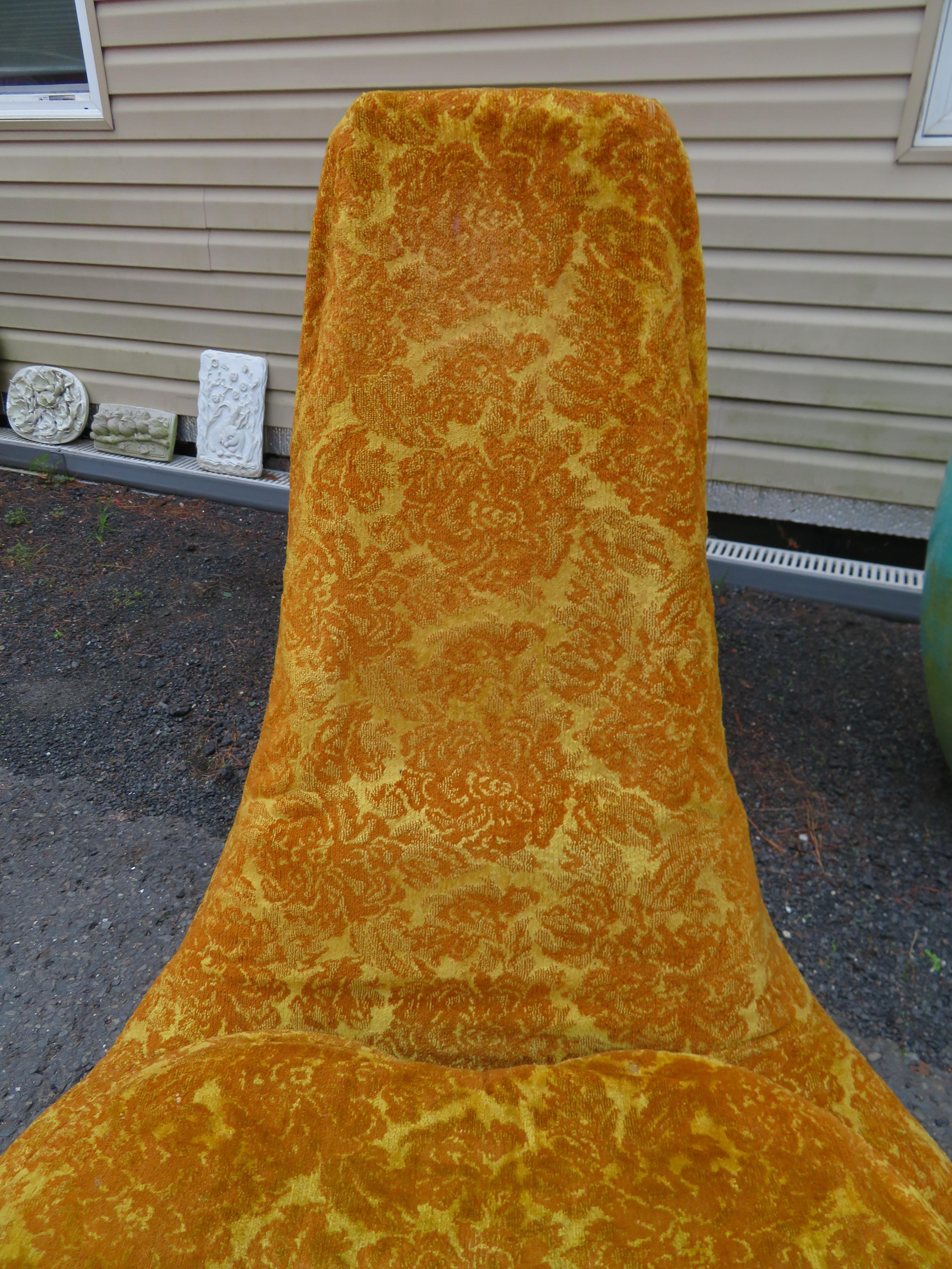 Magnifique fauteuil de salon Karpen of California à haut dossier en noyer du milieu du siècle dernier en vente 3