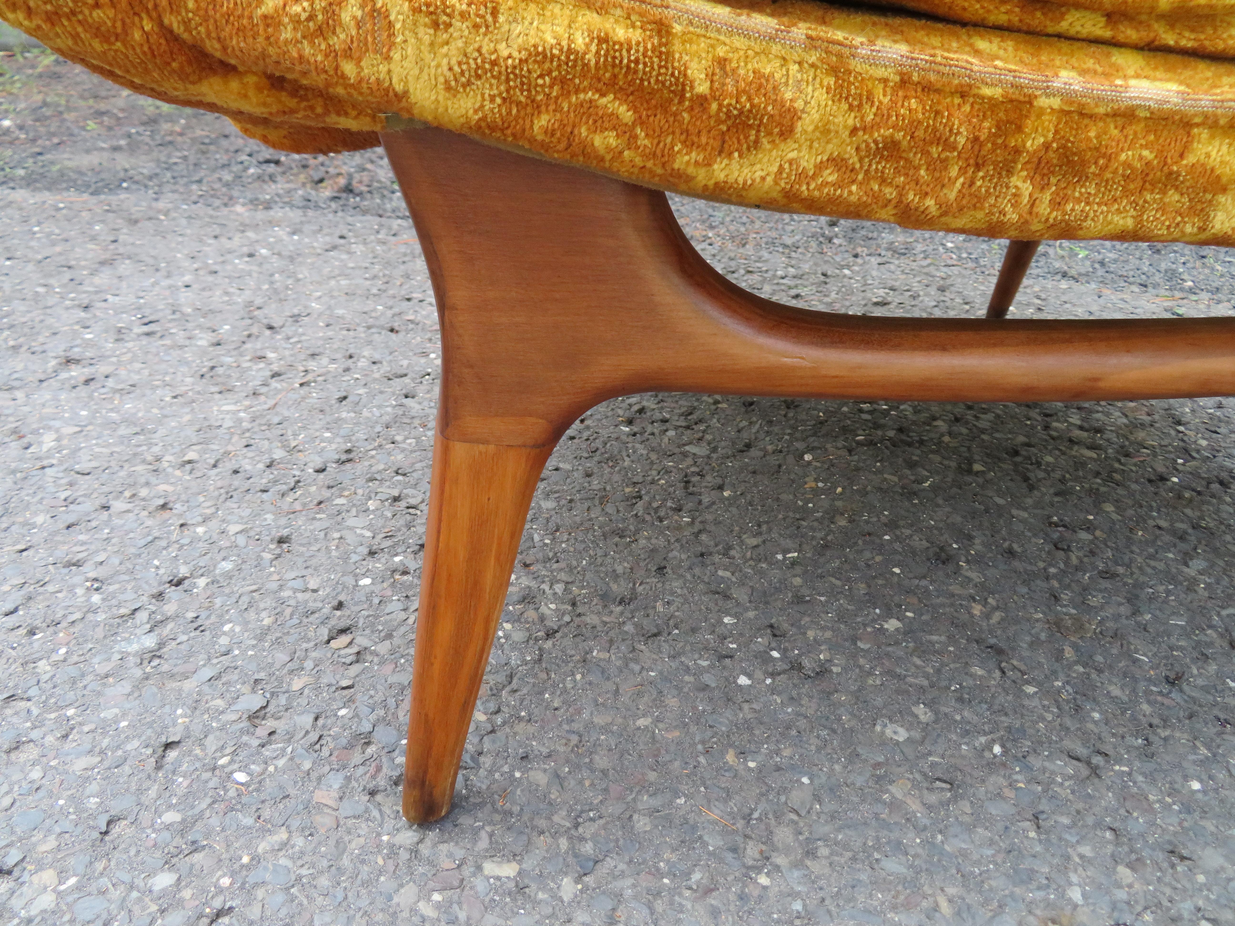 Wonderful Karpen of California High Back Walnut Slipper Lounge Mid Century In Good Condition For Sale In Pemberton, NJ