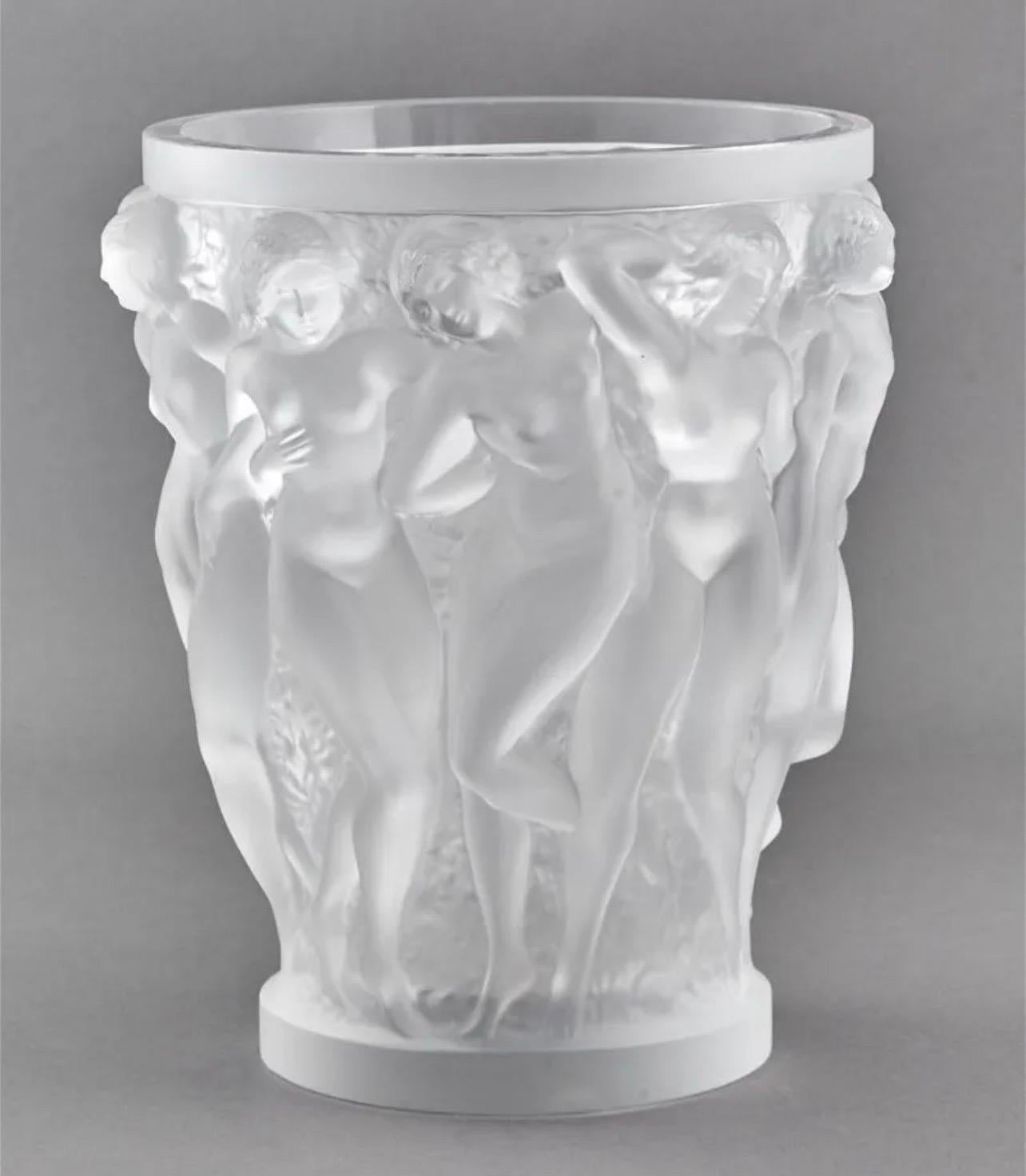 Merveilleux vase 'Bacchantes' en cristal de Lalique France en très bon état.
Le corps cylindrique est moulé d'une scène continue de jeunes filles dansantes, achevée dans une finition givrée. 
Inscrit 'Lalique France' et conservant son autocollant