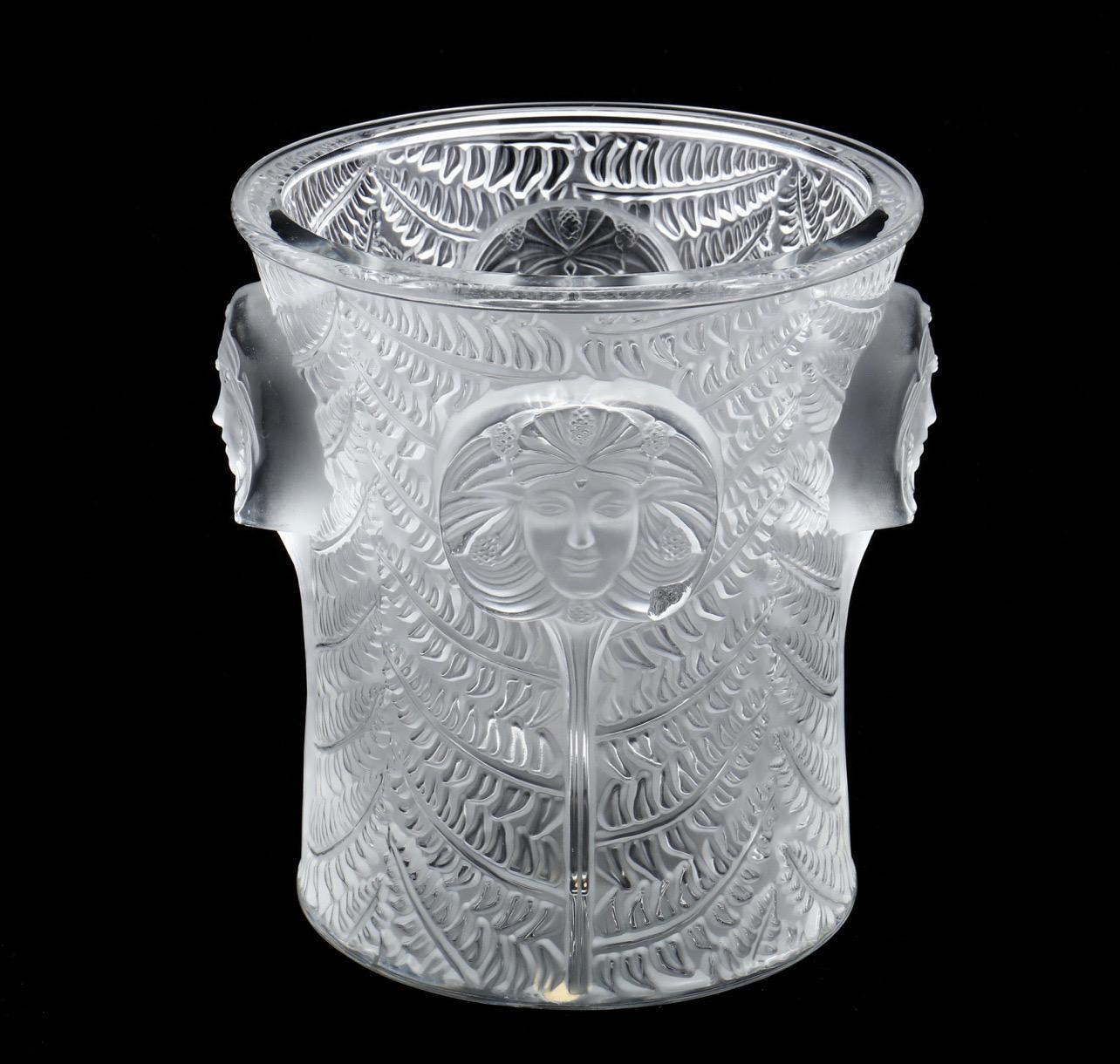 Un meraviglioso vaso di cristallo Lalique France Psyche Champagne / Wine Cooler grande con maschere in rilievo
Accompagnato dalla scatola originale