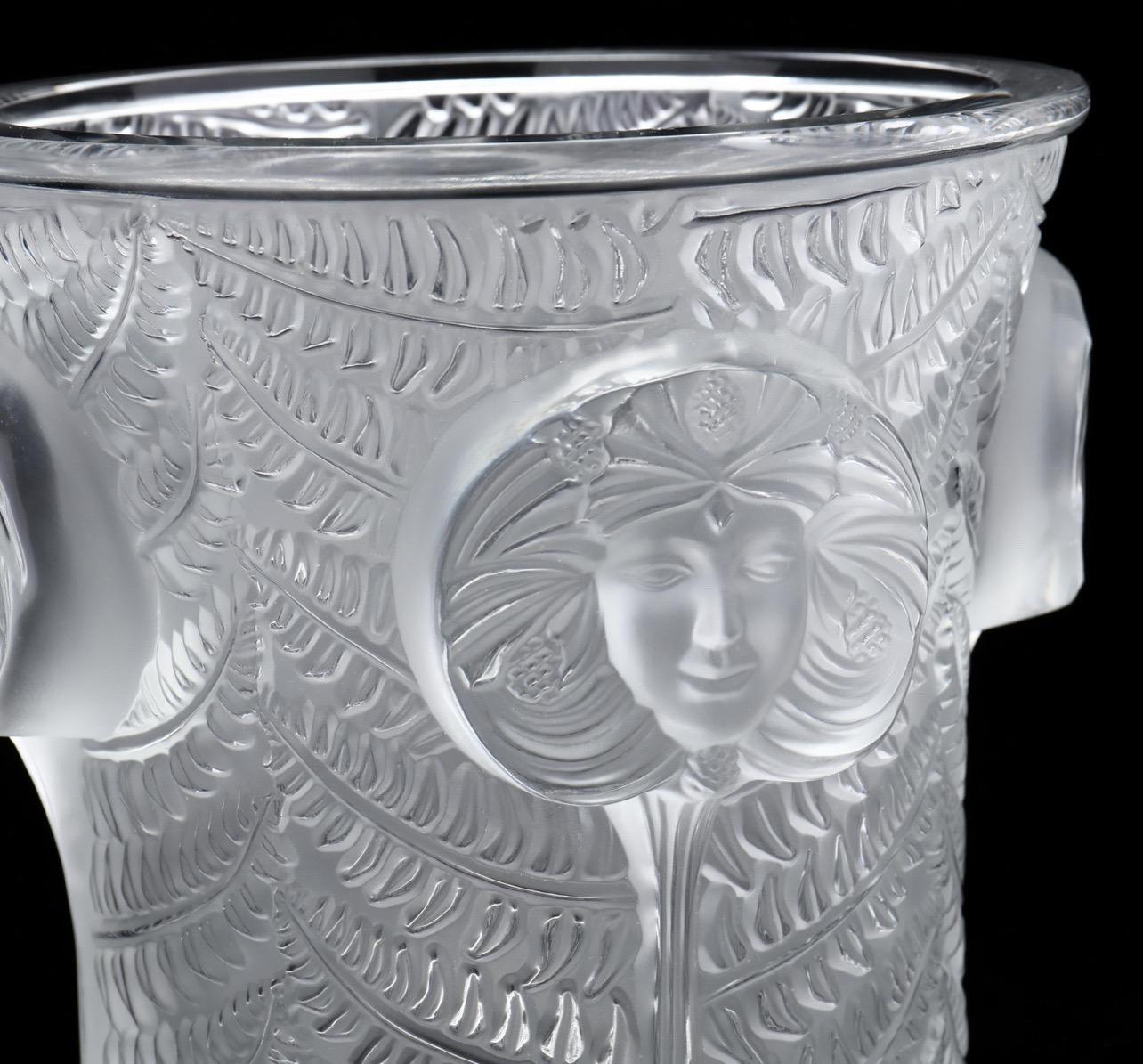 Meraviglioso Lalique France Psyche Crystal Champagne Cooler Large Vase Relief Masks In condizioni ottime in vendita a Roslyn, NY