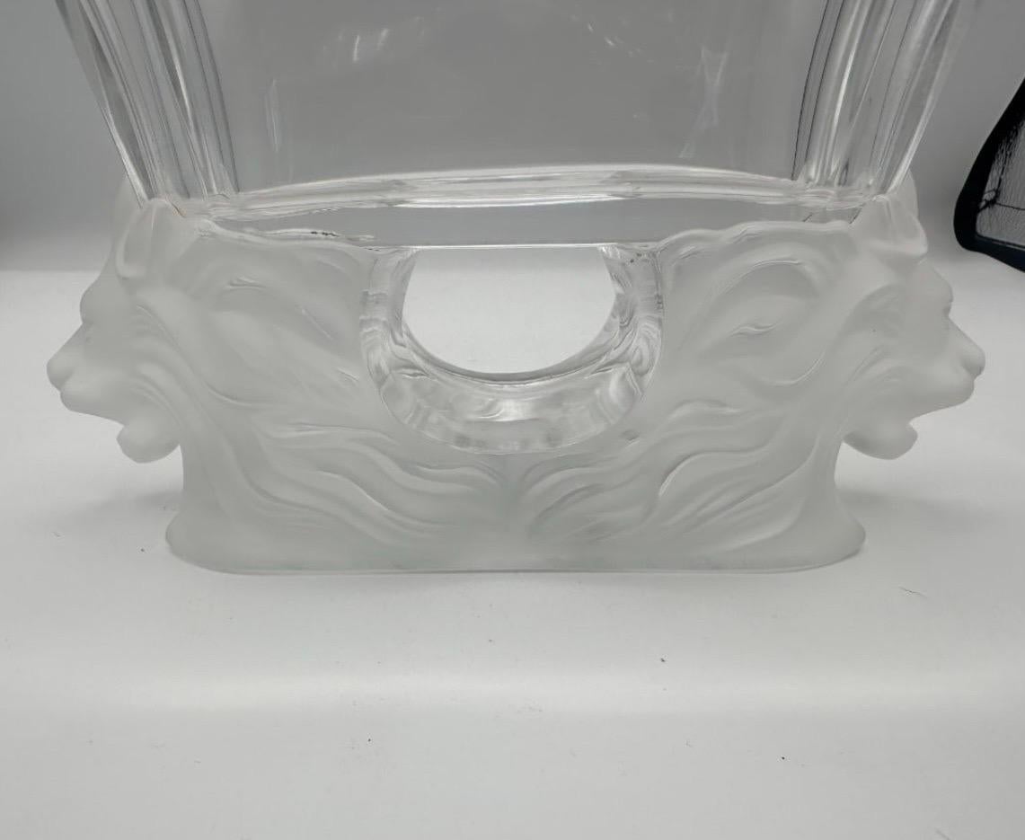 Le magnifique vase octogonal en cristal à double tête de lion de Lalique France Venise est un ajout charmant à n'importe quel espace.
Le bol octogonal transparent est soutenu par deux têtes de lion en verre dépoli dans des directions opposées.