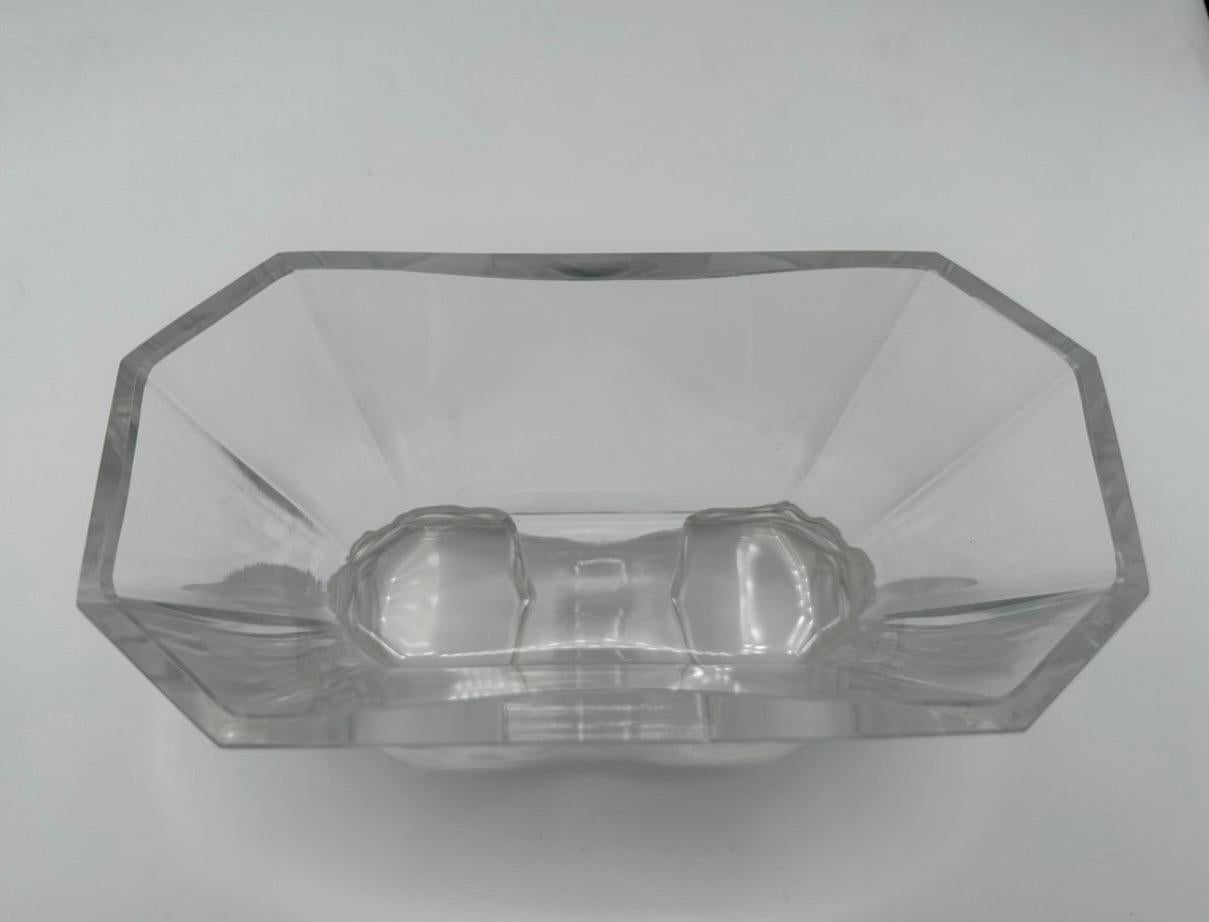 20ième siècle Merveilleux vase octogonal en cristal Lalique France Venise à double tête de lion en vente