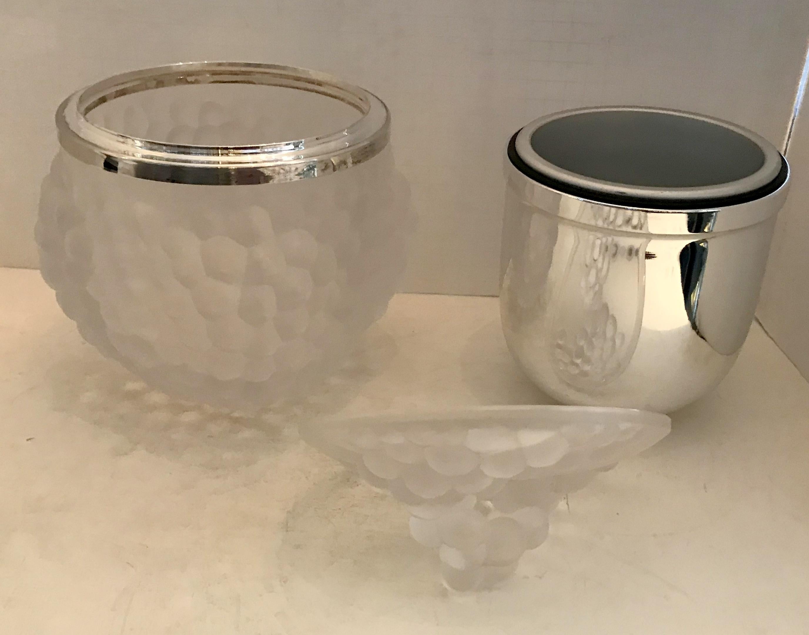 Wonderful Lalique Frosted Glass Grape Cluster Antilles Ice Bucket Domed Top Lid In Good Condition In Roslyn, NY