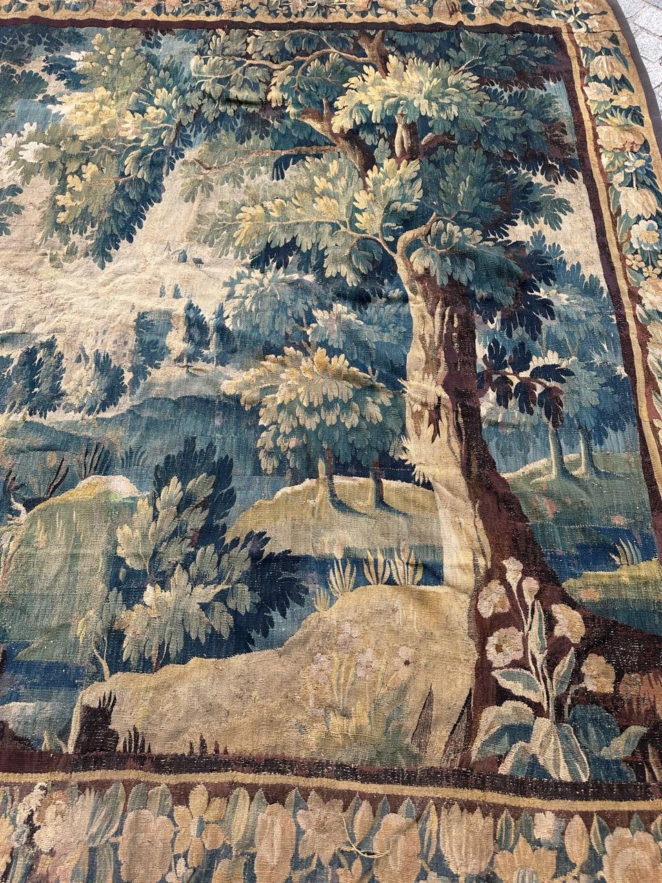 Schöner und großer französischer Aubusson-Teppich aus dem 18. Jahrhundert
Ein außergewöhnlicher und breiter Aubusson-Wandteppich aus dem 18. Jahrhundert mit einem üppigen Grünmuster. Die Szene zeigt eine reiche Waldlandschaft mit hohen, eleganten