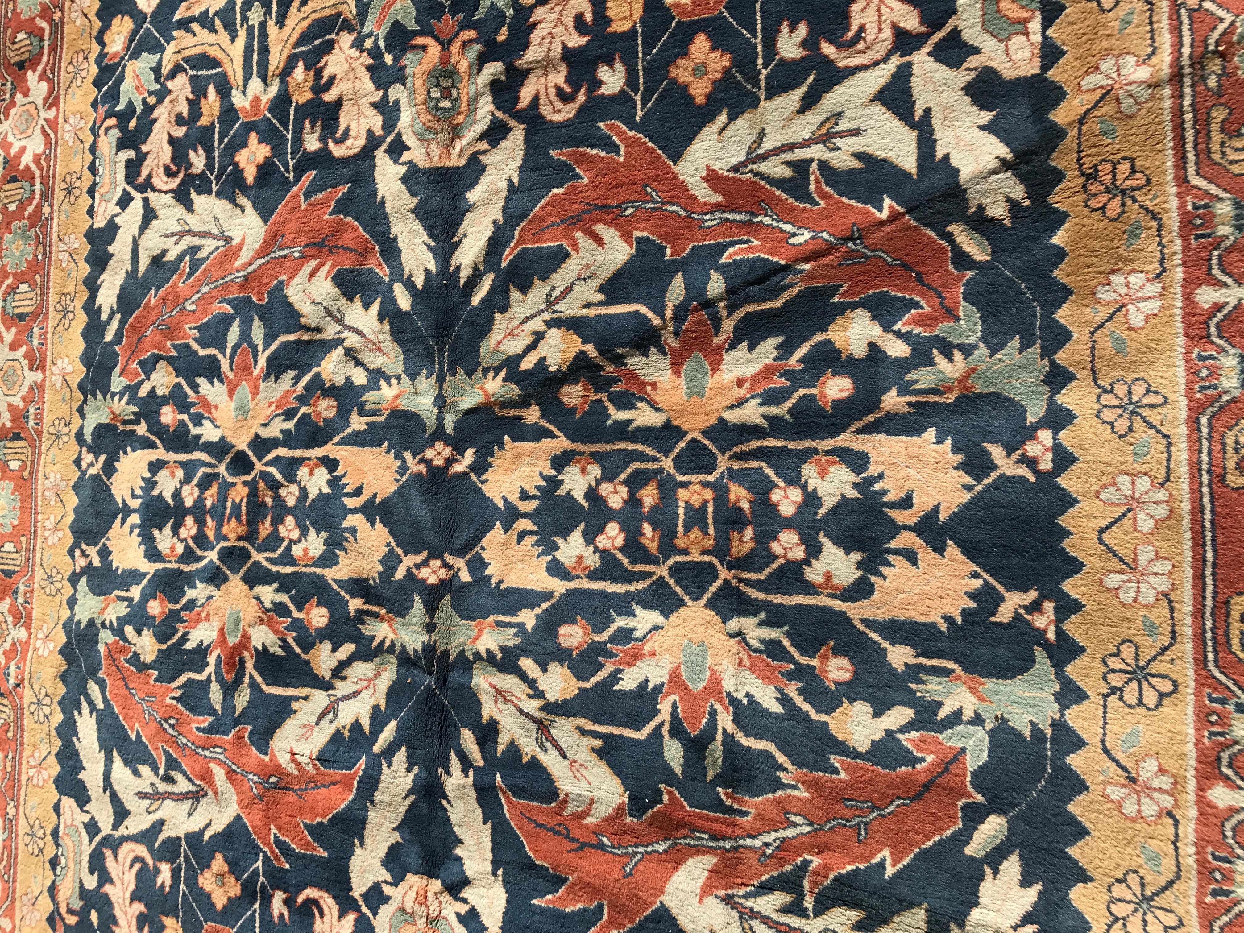 Sehr schöne große Khotan Teppich mit schönen Design im Stil der persischen Teppiche, mit einem schönen Muster, und ein blaues Feld Farben, um 1980, ganz und fein von Hand mit Wolle geknüpft Samt auf Baumwolle Grundlagen.

✨✨✨

