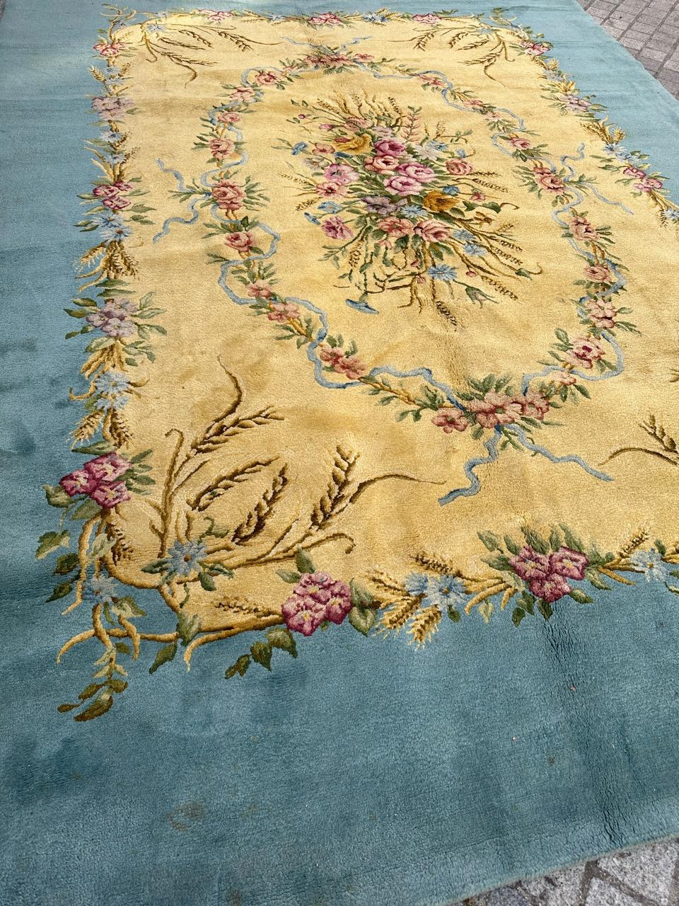 Voici un exquis tapis ancien de la Savonnerie française avec un superbe motif floral dans le style Napoléon III. Cette pièce exceptionnelle présente de magnifiques couleurs naturelles et est méticuleusement nouée à la main avec du velours de laine