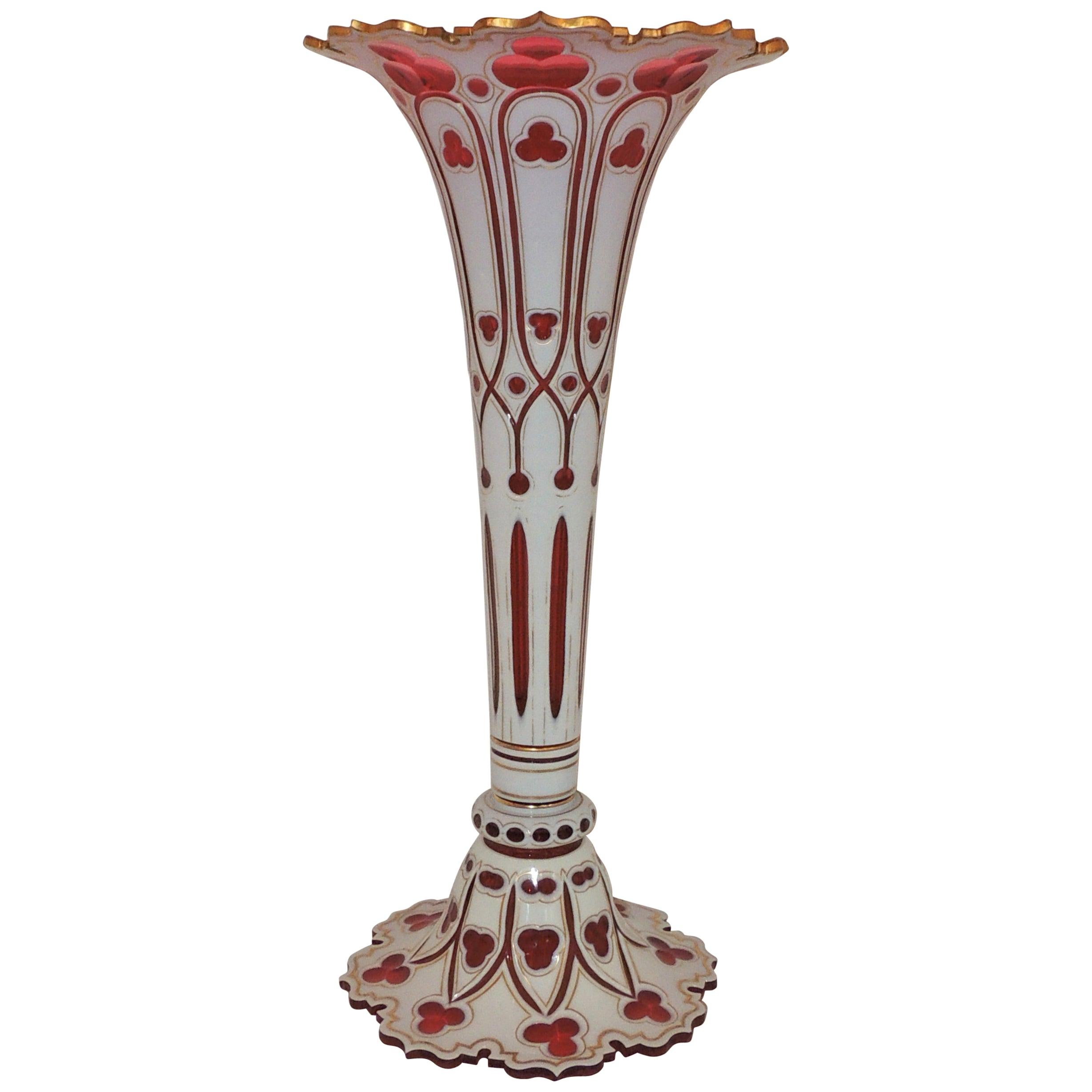 Merveilleux grand vase bohème en verre de cristal blanc et rouge doré en forme de trèfle doré