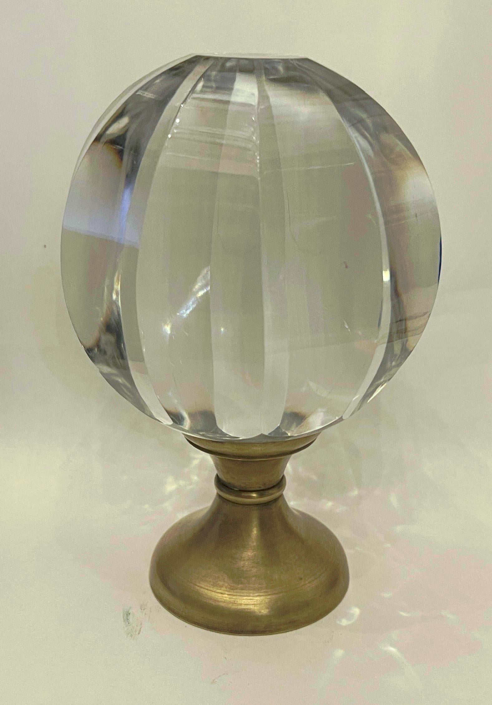 Un meraviglioso e raro terminale di ringhiera in bronzo e cristallo di grandi dimensioni
usura minore dovuta all'età e all'uso.