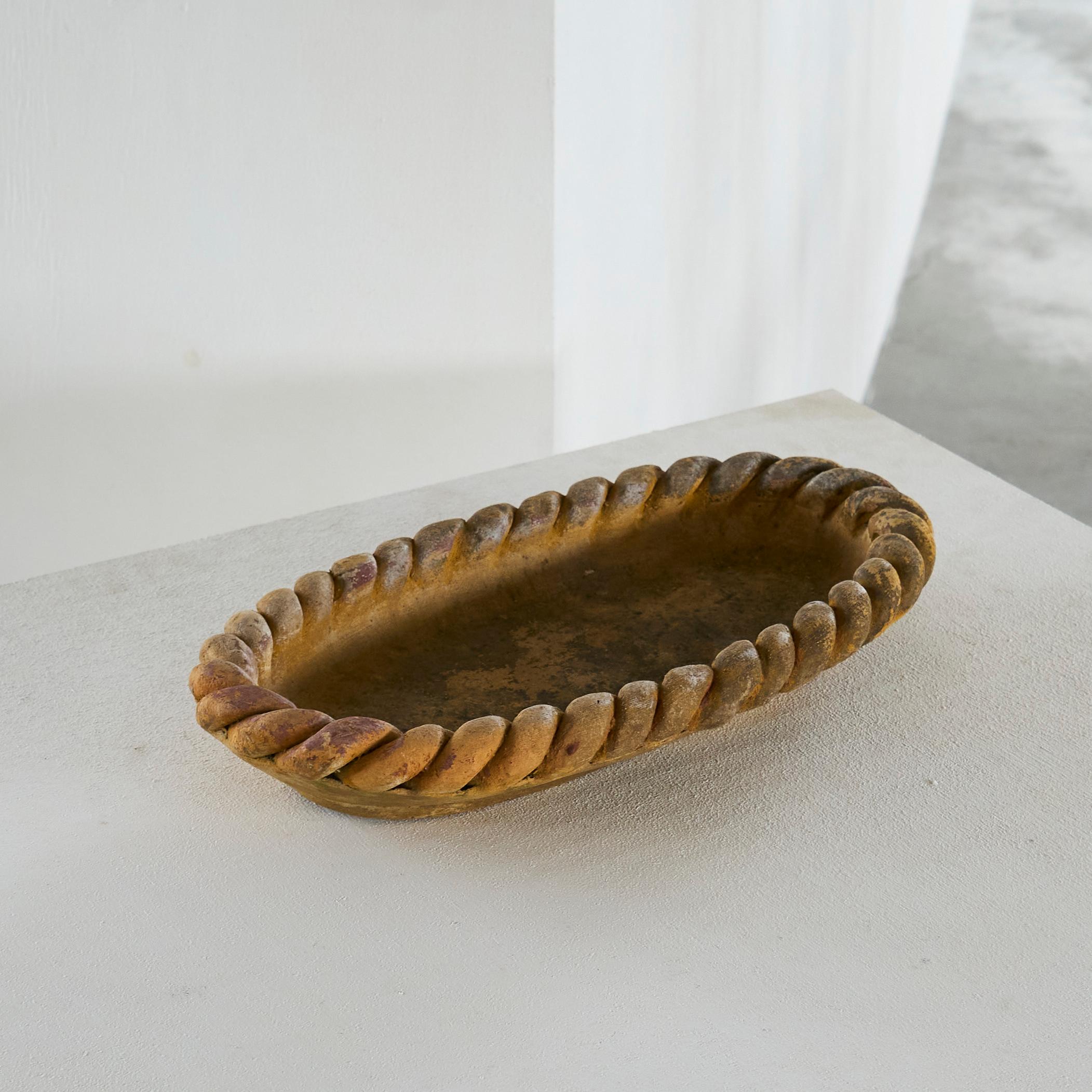 Wunderbare große geflochtene Tafelaufsatz Schüssel in Töpferei 1950s.

Eine absolut atemberaubende Schale aus Keramik mit einem sehr schönen geflochtenen Rand. Sehr gute Patina und ein fantastisches Aussehen - wäre wunderbar als Obstschale, mit ein