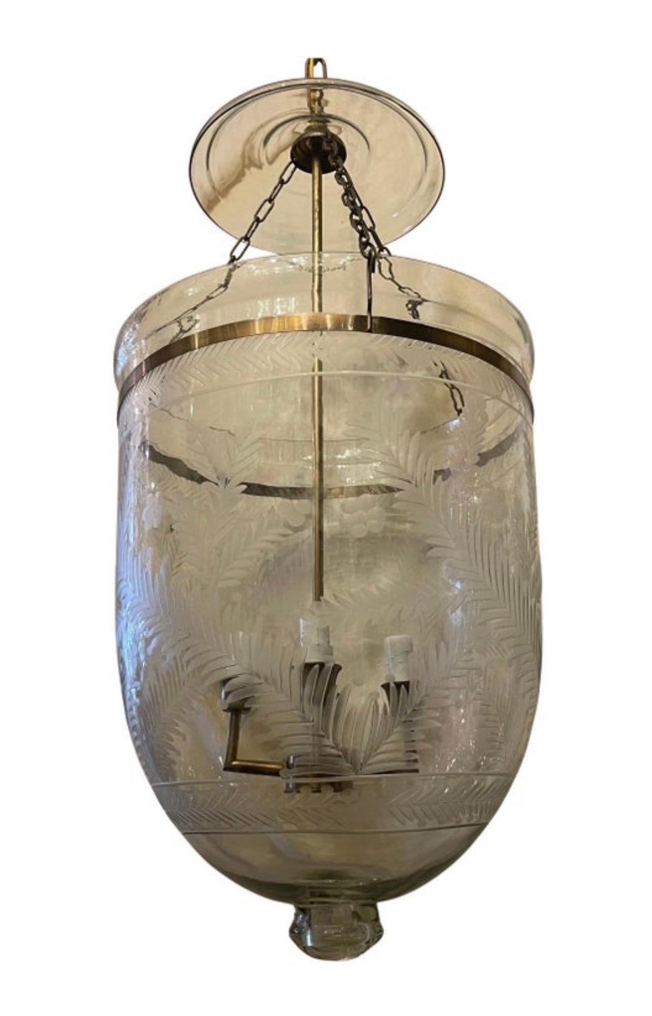 Maravillosa campana grande de latón con vidrio soplado grabado  Farol Con Candelabro De 4 Luces, Acompañado De Cadena Y Tejadillo.
