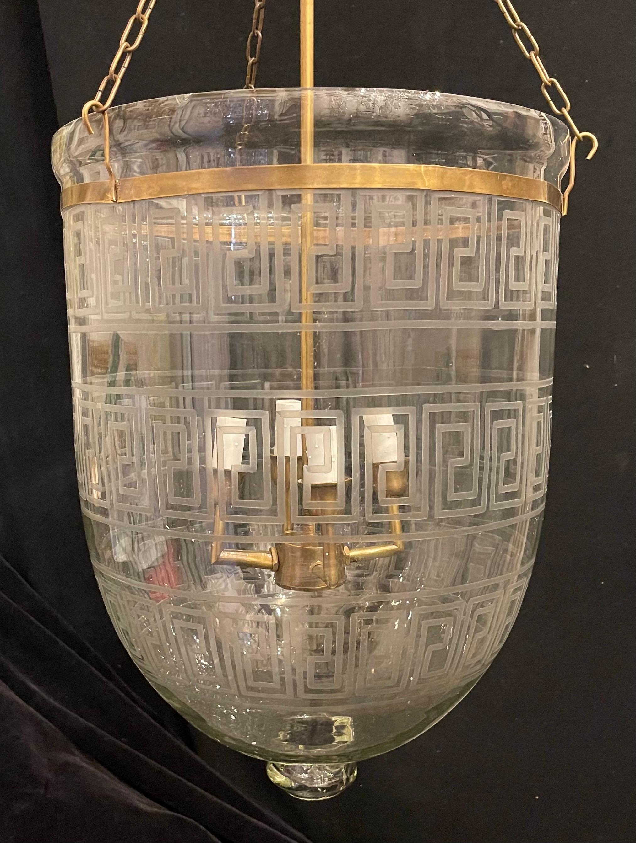Merveilleux ensemble de 6 grands luminaires en laiton avec verre soufflé et gravé à motif de clé grecque, chacun avec une grappe de candélabres à 4 lumières, accompagné d'une chaîne et d'un baldaquin.

Chaque appareil est vendu séparément