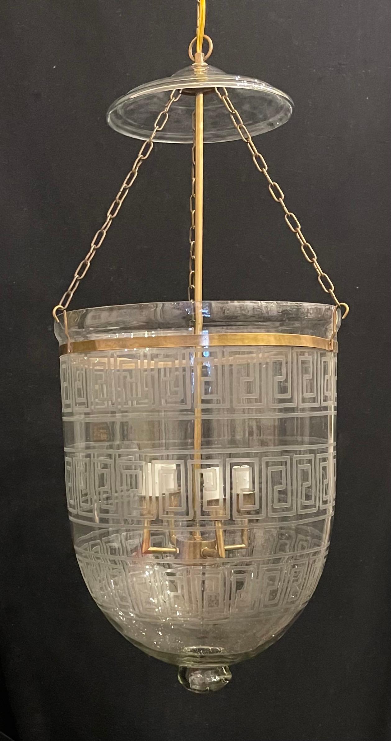 Regency Merveilleuse grande lanterne en laiton soufflé et gravé en forme de cloche grecque à six branches en vente