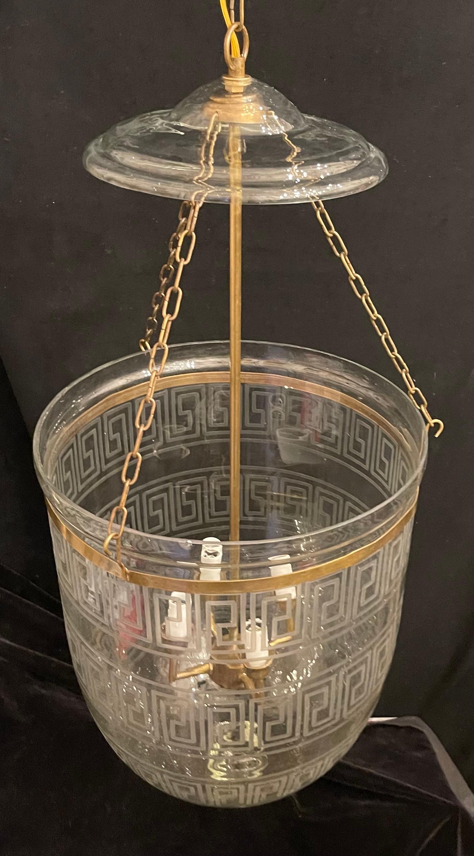 Buriné Merveilleuse grande lanterne en laiton soufflé et gravé en forme de cloche grecque à six branches en vente