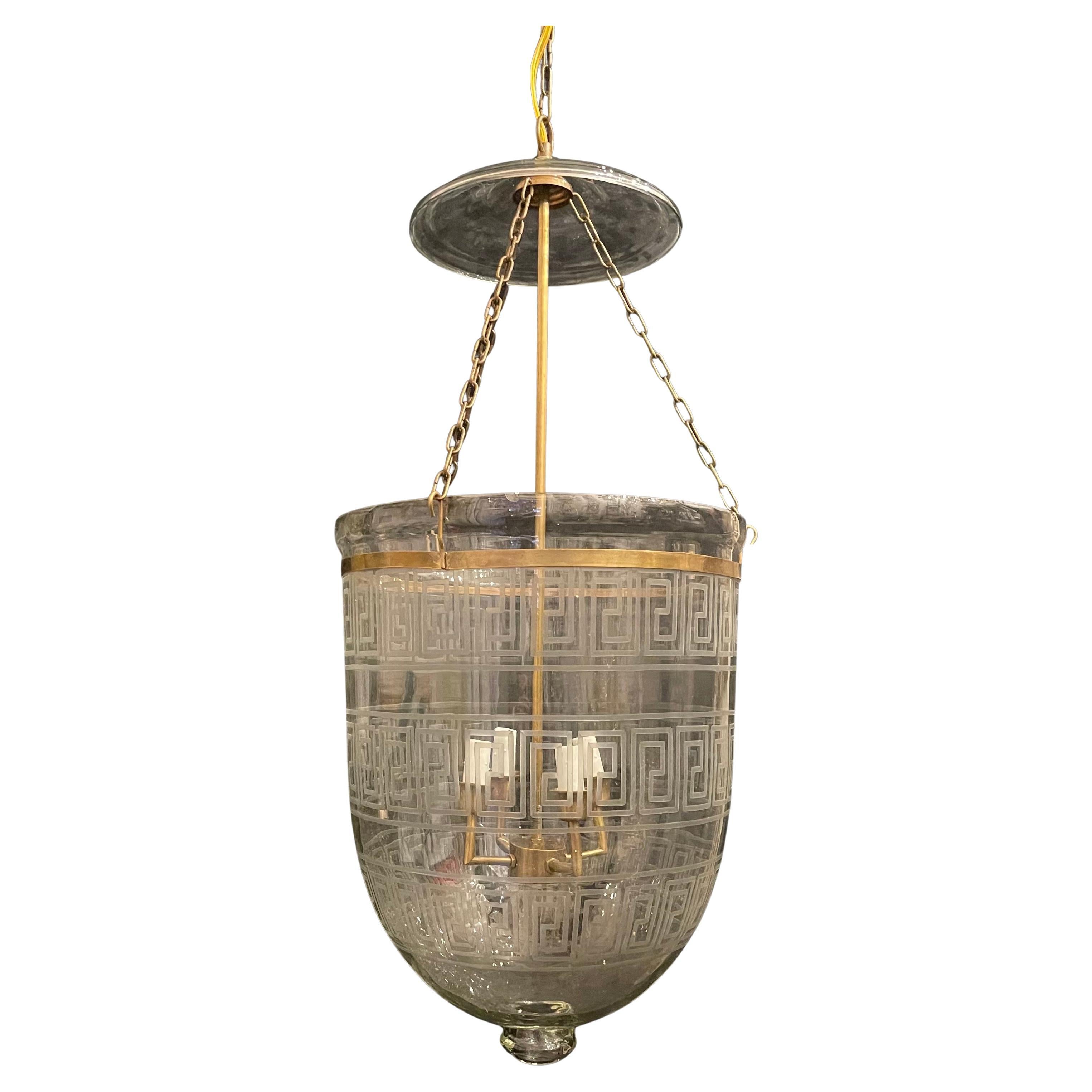 Merveilleuse grande lanterne en laiton soufflé et gravé en forme de cloche grecque à six branches en vente