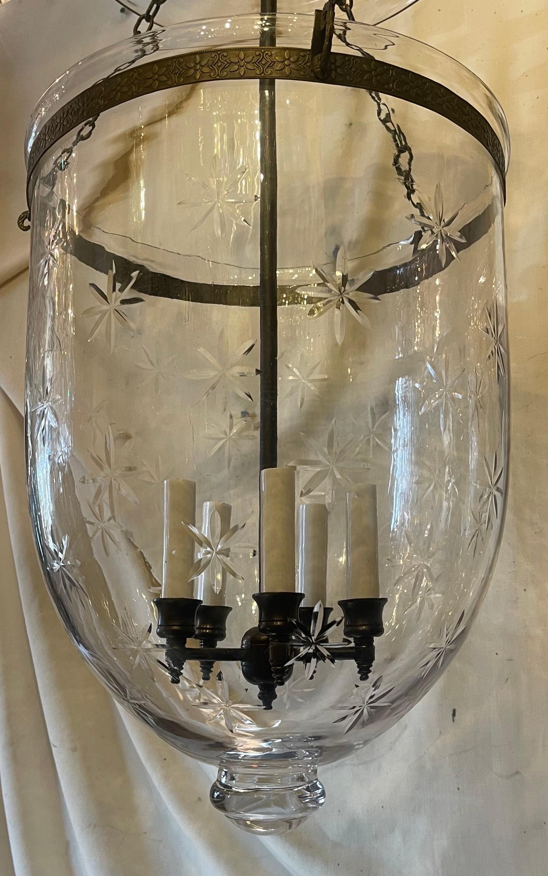Eine wunderbare große Bronze mit geblasenem geätzten Glas Star Bell Jar  Laterne mit einem 5-Licht-Candelabra Cluster, begleitet von Kette und Baldachin.